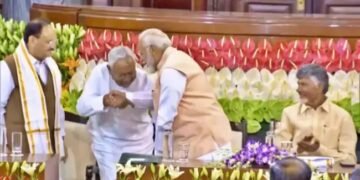 नीतीश कुमार ने फिर छुए पीएम मोदी के पांव, संसदीय दल की बैठक से सामने आया वीडियो