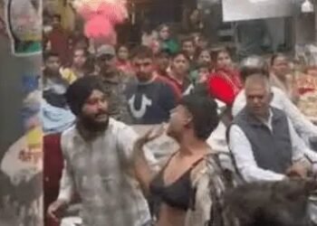 Haryana : बाजार में युवक को अश्लील डांस करना पड़ा भारी, दुकानदारों ने जमकर पीटा