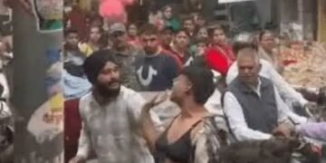 Haryana : बाजार में युवक को अश्लील डांस करना पड़ा भारी, दुकानदारों ने जमकर पीटा