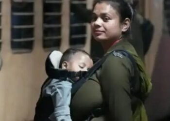 नई दिल्ली रेलवे स्टेशन पर बच्चे को छाती से बांध कर ड्यूटी करती दिखी महिला पुलिस, सोशल मीडिया पर वायरल!
