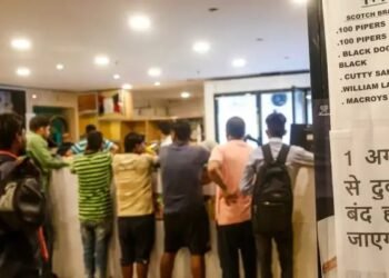 शराब की दुकान से परेशान होकर पांच साल का एलकेजी के बच्चे ने किया केस