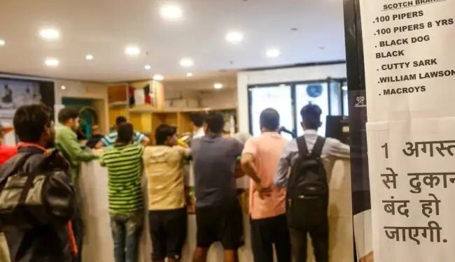शराब की दुकान से परेशान होकर पांच साल का एलकेजी के बच्चे ने किया केस