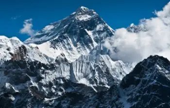 एवरेस्ट पर चढ़ने के लिए लगाना होगा नोटों का पहाड़, बढ़ाई लाखों की फीस!