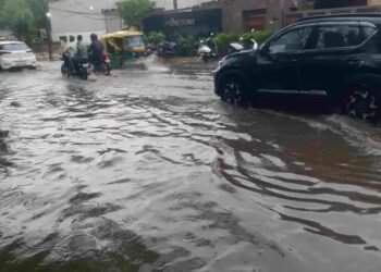 जयपुर में बारिश बनी आफत: सड़कें बनीं दरिया, अस्पतालों तक में घुसा पानी, प्रशासन नदारद!