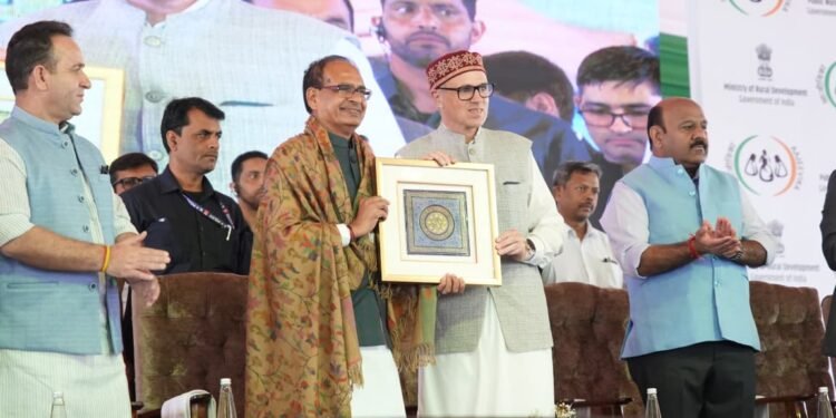 जम्मू-कश्मीर को 8000 करोड़ की विकास सौगात: सड़कों, महिलाओं और किसानों के लिए बड़ा पैकेज