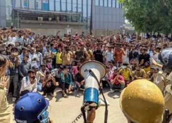नोएडा में मजदूरों के विरोध के बाद बड़ा फैसला: यूपी सरकार ने बढ़ाई न्यूनतम मजदूरी, 1 अप्रैल से लागू नई दरें