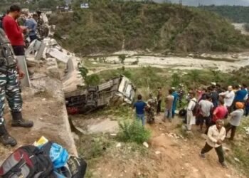 जशपुर की पहाड़ियों में दर्दनाक विमान हादसा, जंगल में गिरा चार्टर्ड प्लेन—आग और धुएं से दहला इलाका