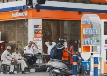 “No PUC, No Fuel”: दिल्ली में बिना ‘हेल्थ रिपोर्ट’ गाड़ी चलाना पड़ेगा भारी, पेट्रोल पंपों पर सख्ती शुरू