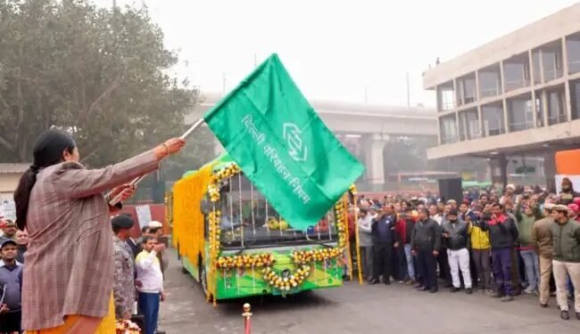 दिल्ली को मिली 200 नई ई-बसों की सौगात, प्रदूषण पर वार- सफर होगा अब ज्यादा साफ और आरामदायक