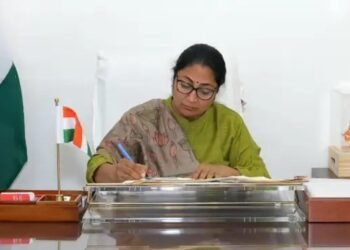 दफ्तरों में अब ‘लेट-लतीफी’ नहीं चलेगी: रेखा गुप्ता का सख्त आदेश, हर कर्मचारी के लिए बायोमेट्रिक अटेंडेंस अनिवार्य
