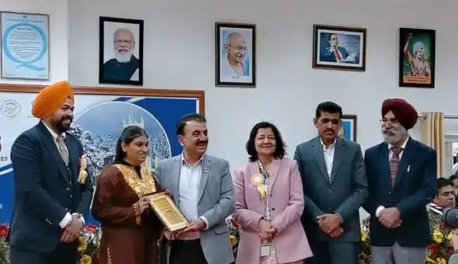 शोध में उत्कृष्टता: छात्रा को ‘बेस्ट एम.एससी थीसिस अवॉर्ड’ से मिला सम्मान