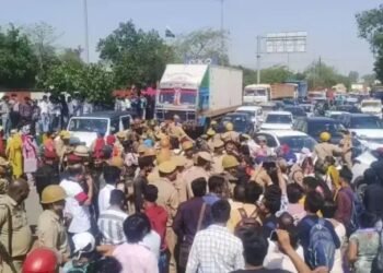 नोएडा में सैलरी बढ़ोतरी को लेकर बवाल, तीसरे दिन उग्र हुआ प्रदर्शन, पुलिस की नाकाबंदी
