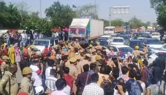 नोएडा में सैलरी बढ़ोतरी को लेकर बवाल, तीसरे दिन उग्र हुआ प्रदर्शन, पुलिस की नाकाबंदी