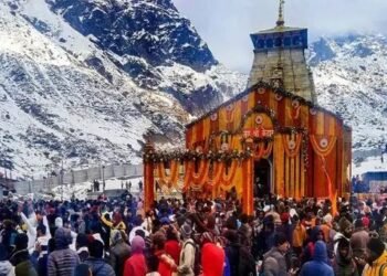 मई से पहले ही सर्दियों की वापसी! केदारनाथ धाम में भारी बर्फबारी, यात्रियों की बढ़ी परेशानी