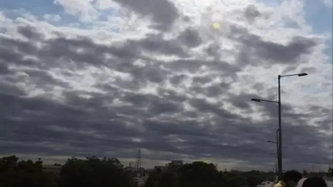 UP के मौसम में आएगा बदलाव: पश्चिमी विक्षोभ और बंगाल की खाड़ी के असर से चार दिन छाए रहेंगे बादल