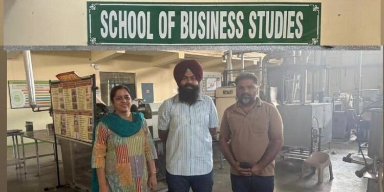 कृषि उद्यमी ने फूड प्रोसेसिंग के लिए विशेषज्ञ मार्गदर्शन लेने हेतु किया दौरा