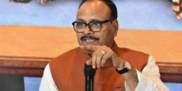 स्वास्थ्य विभाग में बड़ा एक्शन: डिप्टी सीएम ब्रजेश पाठक सख्त, 5 चिकित्साधिकारी बर्खास्त, 16 पर जांच