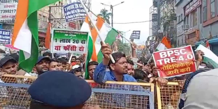 TRE 4.0 को लेकर पटना में बवाल: सड़कों पर उतरे 10 हजार अभ्यर्थी, पुलिस ने किया लाठीचार्ज
