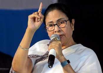 3 घंटे तक ममता का धरना, कार्यकर्ताओं का पहरा… TMC vs EC टकराव ने गरमाई सियासत