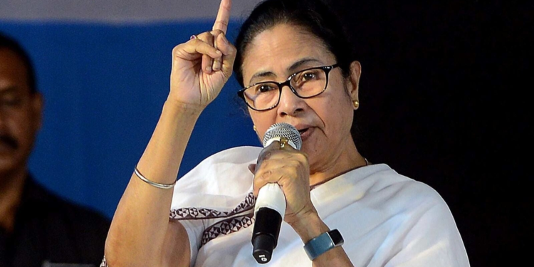 3 घंटे तक ममता का धरना, कार्यकर्ताओं का पहरा… TMC vs EC टकराव ने गरमाई सियासत