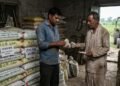 फर्टिलाइजर की कालाबाजारी पर प्रशासन सख्त, 26 दुकानों को नोटिस; किसानों से शिकायत करने की अपील