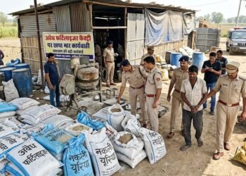 अवैध फर्टिलाइजर फैक्ट्री पर छापा, 24.7 लाख रुपये का उर्वरक जब्त