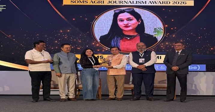Fiza Kazmi During Award SOMS
