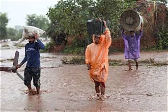 अचानक बाढ़ का भी खतरा