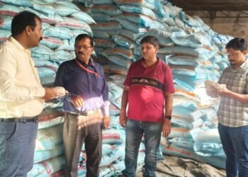 वाराणसी में उर्वरक की कालाबाजारी और ओवररेटिंग पर प्रशासन