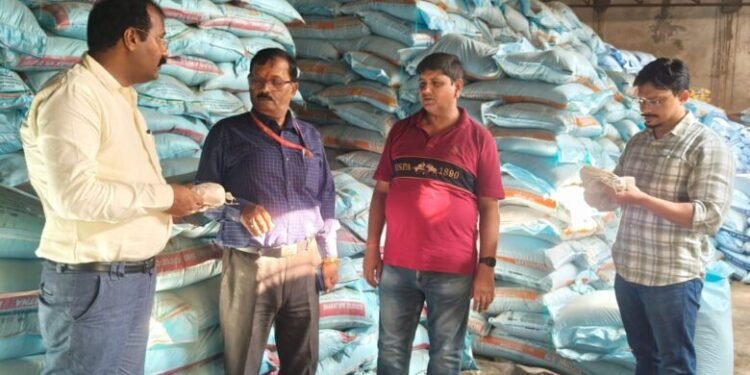 वाराणसी में उर्वरक की कालाबाजारी और ओवररेटिंग पर प्रशासन