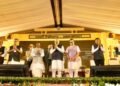 दक्षिणी राज्यों में कृषि विकास को नई दिशा देने और राज्यों की कृषि प्राथमिकताओं के अनुरूप रोडमैप तैयार करने के उद्देश्य से हैदराबाद में क्षेत्रीय कृषि सम्मेलन का आयोजन किया गया। सम्मेलन के समापन सत्र को संबोधित करते हुए केंद्रीय कृषि एवं किसान कल्याण मंत्री शिवराज सिंह चौहान ने राज्यों से कृषि क्षेत्र में तय किए गए लक्ष्यों और Commitments को निर्धारित समय सीमा के भीतर पूरा करने पर जोर दिया। केंद्रीय मंत्री ने कहा कि सम्मेलन में पूरे दिन जिन विषयों पर चर्चा हुई है, उनमें से जो Actionable Points हैं, उन पर राज्यों को गंभीरता से काम करना होगा। उन्होंने केंद्र और राज्यों के बीच बेहतर समन्वय पर जोर देते हुए कहा कि केंद्र सरकार, राज्य सरकारें, वैज्ञानिक और किसान मिलकर एक ‘टीम एग्रीकल्चर’ हैं। सभी को मिलकर कृषि क्षेत्र की चुनौतियों का समाधान निकालना होगा। उन्होंने कहा कि सम्मेलन में राज्यों ने जो Commitments दिए हैं, उन्हें समय पर पूरा करना जरूरी है। यदि किसी राज्य ने Farmer ID का काम दिसंबर तक पूरा करने का लक्ष्य तय किया है, तो उसे दिसंबर तक पूरा करना होगा। केवल बैठकों में चर्चा करने से काम पूरा नहीं होगा, बल्कि उसके बाद तय किए गए कार्यों पर प्रभावी कार्रवाई जरूरी है। सिर्फ ईटिंग, मीटिंग, सीटिंग नहीं, परिणाम देना है शिवराज सिंह चौहान ने स्पष्ट कहा कि किसी भी Conference का उद्देश्य केवल बैठक करना नहीं बल्कि उसके परिणाम जमीन पर दिखाई देना होना चाहिए। उन्होंने कहा कि यदि एक दिन बैठक, चर्चा और औपचारिकताओं के बाद कोई काम नहीं हुआ तो यह जनता के साथ ‘Cheating’ होगी। उन्होंने कहा कि सरकार का उद्देश्य केवल हंगामा खड़ा करना नहीं है, बल्कि कृषि की वास्तविक स्थिति में बदलाव लाना है। उनके अनुसार, केंद्र और राज्यों की टीम को मिलकर ऐसे प्रयास करने होंगे जिनका सीधा लाभ किसानों तक पहुंचे। केंद्रीय मंत्री ने विकसित कृषि संकल्प अभियान का उल्लेख करते हुए कहा कि राज्यों द्वारा जब भी तारीख तय की जाएगी, भारत सरकार के वैज्ञानिक और कृषि विज्ञान केंद्रों (KVK) के वैज्ञानिक उनके साथ जाएंगे। वैज्ञानिक गांवों और खेतों में पहुंचेंगे, किसानों के साथ बैठेंगे और किसान, वैज्ञानिक तथा कृषि विभाग के अधिकारी मिलकर स्थानीय कृषि समस्याओं और उनके समाधान पर चर्चा करेंगे। Farmer ID और AgriStack पर तेजी से काम करने की जरूरत केंद्रीय कृषि मंत्री ने AgriStack और Farmer ID को कृषि क्षेत्र के लिए महत्वपूर्ण डिजिटल आधार बताया। उन्होंने कहा कि Farmer ID तैयार करने के काम में कई राज्यों ने अच्छी प्रगति की है। तेलंगाना और कर्नाटक 75 प्रतिशत से अधिक की प्रगति तक पहुंच चुके हैं। उन्होंने बताया कि तमिलनाडु, कर्नाटक और तेलंगाना में Geo-Referencing का काम भी अच्छा हुआ है। वहीं Digital Crop Survey के मामले में अंडमान एवं निकोबार द्वीप समूह, आंध्र प्रदेश, तेलंगाना, कर्नाटक और केरल ने पूर्णता हासिल की है। हालांकि Farmer ID के मामले में केरल, तमिलनाडु और अंडमान एवं निकोबार द्वीप समूह को अभी और प्रयास करने की आवश्यकता है। केंद्रीय मंत्री ने कहा कि Farmer ID का काम निर्धारित समय सीमा के भीतर पूरा करना जरूरी है क्योंकि आने वाले समय में कृषि क्षेत्र से जुड़ी कई व्यवस्थाएं इससे जुड़ेंगी। उन्होंने अपेक्षा जताई कि कोई भी राज्य इस प्रक्रिया में पीछे न रहे। Land Record और किसान रजिस्ट्री का समन्वय जरूरी सम्मेलन में Land Records और Farmer Registry के बीच बेहतर समन्वय पर भी जोर दिया गया। शिवराज सिंह चौहान ने कहा कि जहां अभी Land Parcels किसान रजिस्ट्री से नहीं जुड़े हैं, वहां इस काम को तेजी से पूरा किया जाना चाहिए। विशेष रूप से तमिलनाडु और केरल में इस दिशा में तेजी लाने की आवश्यकता बताई गई। उन्होंने कहा कि Land Record Data का Farmer Registry के साथ समन्वय भी आवश्यक है। दक्षिणी राज्यों में Tenant Farmers यानी बटाईदार या किरायेदार किसानों के लिए Standard Operating Procedure (SOP) तैयार कर उसे Notify करने की जरूरत पर भी जोर दिया गया। कर्नाटक, केरल, तमिलनाडु तथा अंडमान एवं निकोबार द्वीप समूह को इस दिशा में काम करने की बात कही गई। इसके अलावा गांवों के नक्शों की Geo-Referencing का काम पुडुचेरी और लक्षद्वीप को पूरा करना है। 13 क्षेत्रीय भाषाओं में किसानों तक पहुंचेगा ‘भारत विस्तार’ केंद्रीय कृषि मंत्री ने किसानों को उनकी अपनी भाषा में कृषि संबंधी सलाह उपलब्ध कराने की आवश्यकता पर भी जोर दिया। उन्होंने कहा कि किसानों के सामने हर दिन कई तरह की समस्याएं आती हैं और हर समस्या के लिए किसान अलग-अलग जगहों पर नहीं जा सकता। इसी उद्देश्य से ‘भारत विस्तार’ व्यवस्था विकसित की गई है, जिसके माध्यम से किसान मोबाइल के जरिए अपनी समस्या पूछकर उचित सलाह प्राप्त कर सकेंगे। फिलहाल यह व्यवस्था हिंदी और अंग्रेजी में उपलब्ध है, लेकिन इसे तमिल, तेलुगु, कन्नड़, मलयालम सहित 13 क्षेत्रीय भाषाओं में शुरू करने की योजना है। इसके बाद किसान अपनी भाषा में सवाल पूछ सकेंगे और उन्हें उसी भाषा में जवाब एवं सलाह मिल सकेगी। केंद्रीय मंत्री ने कहा कि अपनी भाषा में व्यक्ति अपने विचार और समस्याएं अधिक स्पष्ट तरीके से व्यक्त कर सकता है। किसानों तक Digital Agriculture की सुविधाओं को प्रभावी ढंग से पहुंचाने के लिए राज्यों की योजनाओं को भी इस व्यवस्था से जोड़ने पर काम किया जाएगा। Lab से Land तक पहुंचना चाहिए कृषि Research कृषि अनुसंधान को खेतों तक पहुंचाने पर भी केंद्रीय मंत्री ने विशेष जोर दिया। उन्होंने कहा कि राज्य अपनी सुविधा के अनुसार 15 या 20 दिन का अभियान तय कर सकते हैं और उसी दौरान भारत सरकार के वैज्ञानिक राज्यों में पहुंचेंगे। केंद्रीय मंत्री के अनुसार देश में लगभग 16 हजार वैज्ञानिक हैं। ICAR के संस्थान, कृषि विज्ञान केंद्र (KVK) और कृषि विश्वविद्यालय केवल Research करने के लिए नहीं हैं, बल्कि उस Research को किसानों तक पहुंचाने की भी जिम्मेदारी है। उन्होंने कहा कि जब तक किसान और वैज्ञानिक एक साथ नहीं बैठेंगे तथा कृषि अनुसंधान किसान के खेत तक नहीं पहुंचेगा, तब तक कृषि विकास का उद्देश्य पूरी तरह हासिल नहीं किया जा सकता। इसलिए ‘Lab to Land’ approach को मजबूत करना जरूरी है। भारत को कृषि में दुनिया का सिरमौर बनाने का लक्ष्य शिवराज सिंह चौहान ने कहा कि भारत को कृषि क्षेत्र में दुनिया का सिरमौर बनाने और देश को दुनिया का Food Basket बनाने का लक्ष्य रखा गया है। उन्होंने कहा कि यह लक्ष्य असंभव नहीं है, लेकिन इसके लिए केंद्र, राज्य, वैज्ञानिक और किसान सभी को मिलकर काम करना होगा। उन्होंने कहा कि भारतीय कृषि में पिछले वर्षों में काफी बदलाव आया है और आने वाले समय में भी कृषि क्षेत्र में लगातार बदलाव किए जाएंगे। इसके लिए Technology, Research, Digital Agriculture, वैज्ञानिक नवाचार और किसानों की भागीदारी को साथ लेकर आगे बढ़ने की आवश्यकता है। केंद्रीय मंत्री ने कृषि क्षेत्र की क्षमता पर भरोसा जताते हुए कहा कि भारत को वैश्विक कृषि क्षेत्र में अग्रणी भूमिका निभाने के लिए सामूहिक प्रयास करने होंगे। 28-29 सितंबर को दिल्ली में होगी रबी कॉन्फ्रेंस केंद्रीय कृषि मंत्री ने बताया कि आगामी 28 और 29 सितंबर को दिल्ली स्थित पूसा संस्थान में Rabi Conference आयोजित की जाएगी। इसमें सभी राज्यों के कृषि मंत्री और अधिकारी अपनी-अपनी टीम के साथ रबी सीजन का विस्तृत Plan लेकर शामिल होंगे। इस Conference में यह तय किया जाएगा कि रबी सीजन में कौन-सी फसल कितने क्षेत्र में बोई जाएगी। राज्यों के Crop-wise Plans को अंतिम रूप दिए जाने के बाद बीज की उपलब्धता, Fertilizer Requirement और अन्य आवश्यक कृषि संसाधनों का आकलन किया जाएगा। इस आधार पर रबी सीजन के लिए आगे की तैयारी और Supply Planning की जाएगी। PIB के अनुसार, 28-29 सितंबर की यह बैठक राज्यों की रबी योजनाओं को अंतिम रूप देने के लिए महत्वपूर्ण मंच होगी। सम्मेलन में राज्यों की भागीदारी सम्मेलन में केंद्रीय कृषि एवं किसान कल्याण मंत्रालय के राज्य मंत्री रामनाथ ठाकुर और भागीरथ चौधरी के साथ तेलंगाना, केरल, आंध्र प्रदेश और पुडुचेरी के कृषि मंत्रियों ने भाग लिया। इसके अलावा कृषि एवं किसान कल्याण मंत्रालय के वरिष्ठ अधिकारियों ने भी सम्मेलन में हिस्सा लिया। कृषि एवं किसान कल्याण मंत्रालय के सचिव अतीश चंद्रा तथा कृषि अनुसंधान एवं शिक्षा विभाग (DARE) के सचिव और भारतीय कृषि अनुसंधान परिषद (ICAR) के महानिदेशक डॉ. एम. एल. जाट भी सम्मेलन में शामिल हुए। दक्षिण क्षेत्रीय कृषि सम्मेलन का उद्देश्य राज्यों की स्थानीय परिस्थितियों और कृषि जरूरतों को ध्यान में रखते हुए बेहतर समन्वय, Digital Agriculture, Farmer Registry, कृषि अनुसंधान, फसल योजना और किसानों तक तकनीक की पहुंच को मजबूत करना रहा। सम्मेलन में टिकाऊ और resilient agriculture से जुड़े मुद्दों पर भी चर्चा हुई। आने वाले समय में इन बैठकों की सफलता इस बात से जुड़ी होगी कि सम्मेलन में तय किए गए Action Points को राज्य और केंद्र किस तरह निर्धारित समय सीमा में जमीन पर लागू करते हैं। यही कारण है कि केंद्रीय कृषि मंत्री ने बार-बार Commitments की समयबद्ध पूर्ति और Research को Lab से Land तक पहुंचाने पर जोर दिया।