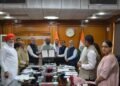 भारतीय कृषि को अधिक टिकाऊ, तकनीक आधारित और समावेशी बनाने के उद्देश्य से एग्रीइनोवेट इंडिया लिमिटेड (AgriInnovate India Limited) ने कृषि अनुसंधान और उद्योग जगत के बीच सहयोग को मजबूत करने की दिशा में महत्वपूर्ण पहल की है। नई दिल्ली में 24 सितंबर 2026 को आयोजित एग्रीइनोवेट इंडिया लिमिटेड की 15वीं Annual General Meeting (AGM) और 71वीं Board Meeting के अवसर पर भारतीय कृषि अनुसंधान परिषद यानी ICAR और तीन प्रमुख Industry Partners के बीच समझौता ज्ञापनों (MoUs) पर हस्ताक्षर कराने में एग्रीइनोवेट इंडिया ने महत्वपूर्ण भूमिका निभाई। इन Industry Partners में Pidilite Industries Limited, Venkateshwara Hatcheries Private Limited और Everest Instruments Private Limited शामिल हैं। इन साझेदारियों का व्यापक उद्देश्य Corporate Social Responsibility यानी CSR के माध्यम से कृषि एवं संबद्ध क्षेत्रों में जनहितकारी पहलों को समर्थन उपलब्ध कराना है। नई साझेदारी के तहत Sustainable Agriculture, Climate-Resilient Farming, Natural Resource Management, Livelihood Development, Technology Transfer, Women and Youth Empowerment, Agri Startups, Rural Entrepreneurship, Digital Innovation, Food Processing, Agricultural Mechanization और Knowledge Partnership जैसे अनेक क्षेत्रों में सहयोग की संभावनाओं को आगे बढ़ाया जाएगा। AGM और Board Meeting के दौरान हुआ महत्वपूर्ण सहयोग एग्रीइनोवेट इंडिया लिमिटेड की 15वीं AGM और 71वीं Board Meeting का आयोजन 24 सितंबर 2026 को नई दिल्ली में किया गया। इस बैठक में कृषि अनुसंधान, Innovation, Technology Commercialization और CSR Support से जुड़े विभिन्न विषयों पर चर्चा के साथ-साथ Industry Collaboration को भी प्रमुखता दी गई। इसी अवसर पर ICAR और तीन Industry Partners के बीच MoUs पर हस्ताक्षर कराने में एग्रीइनोवेट इंडिया लिमिटेड ने सहायता की। इस पहल के जरिए उद्योग जगत की CSR funding को कृषि अनुसंधान और किसानों तथा ग्रामीण समुदायों से जुड़ी जरूरतों के साथ जोड़ने का प्रयास किया गया है। इस अवसर पर ICAR के महानिदेशक और एग्रीइनोवेट इंडिया लिमिटेड के अध्यक्ष डॉ. एम.एल. जाट, ICAR के सचिव एवं उपाध्यक्ष श्री ज्ञानेंद्र त्रिपाठी, ICAR के वित्तीय सलाहकार श्री संदीप सरकार, एग्रीइनोवेट इंडिया लिमिटेड के CEO डॉ. प्रवीण मलिक, कंपनी के Board of Directors के सदस्य, एग्रीइनोवेट टीम और ICAR के वरिष्ठ अधिकारी उपस्थित रहे। कृषि क्षेत्र में CSR Funding को प्रभावी दिशा देने की पहल आज Corporate Social Responsibility केवल सामाजिक सहायता तक सीमित नहीं रह गई है। CSR के माध्यम से शिक्षा, स्वास्थ्य, पर्यावरण, आजीविका और ग्रामीण विकास के साथ-साथ agriculture sector में भी कई महत्वपूर्ण interventions को समर्थन मिल रहा है। भारत जैसे कृषि प्रधान देश में किसानों की आय, प्राकृतिक संसाधनों का संरक्षण, ग्रामीण रोजगार, agricultural technology और food security जैसे विषय आपस में जुड़े हुए हैं। ऐसे में Industry की CSR capabilities और ICAR के scientific research ecosystem को जोड़ने से कृषि क्षेत्र में जरूरत आधारित projects को support मिल सकता है। एग्रीइनोवेट इंडिया लिमिटेड इसी कड़ी में Industry और Agricultural Research Institutions के बीच bridge की भूमिका निभा रहा है। इसका उद्देश्य कंपनियों की CSR priorities को कृषि एवं ग्रामीण विकास से जुड़े ऐसे क्षेत्रों के साथ जोड़ना है, जहां technology, research और capacity building के माध्यम से दीर्घकालिक प्रभाव पैदा किया जा सके। Sustainable Agriculture पर विशेष फोकस नई partnerships के प्रमुख focus areas में Sustainable Agri-Food Systems को शामिल किया गया है। बदलते climate conditions, प्राकृतिक संसाधनों पर बढ़ते दबाव और food demand में वृद्धि को देखते हुए कृषि उत्पादन के साथ sustainability को बनाए रखना महत्वपूर्ण हो गया है। Sustainable Agriculture के तहत ऐसी farming practices और technologies को बढ़ावा दिया जा सकता है, जिनसे soil health, water resources और अन्य प्राकृतिक संसाधनों का बेहतर उपयोग हो सके। कृषि उत्पादन को sustainable बनाने के लिए efficient input management, resource conservation, बेहतर crop practices और technology adoption महत्वपूर्ण भूमिका निभाते हैं। Industry CSR के माध्यम से ऐसे programmes को support मिलने पर research-based solutions को field level तक पहुंचाने में मदद मिल सकती है। Climate-Resilient Agriculture और Natural Resource Management नई साझेदारियों में Climate-Resilient Agriculture और Natural Resource Management को भी priority area बनाया गया है। Climate change का असर कृषि पर अलग-अलग रूपों में दिखाई देता है। तापमान में बदलाव, वर्षा के pattern में परिवर्तन, water availability और extreme weather events जैसी परिस्थितियां agricultural production को प्रभावित कर सकती हैं। ऐसे में climate-resilient technologies और practices का development तथा adoption महत्वपूर्ण हो जाता है। ICAR के research network के माध्यम से विभिन्न agro-climatic conditions के अनुरूप agricultural solutions विकसित किए जाते हैं। Industry CSR support के साथ इन technologies और knowledge को जरूरतमंद क्षेत्रों तक पहुंचाने की संभावनाएं बढ़ सकती हैं। Natural Resource Management में soil, water, biodiversity और अन्य प्राकृतिक संसाधनों के efficient use पर ध्यान दिया जाता है। यह approach long-term agricultural sustainability के लिए महत्वपूर्ण है। Livelihood Enhancement और Technology Transfer को मिलेगा समर्थन Partnerships के अंतर्गत Livelihood Enhancement और Technology Transfer भी महत्वपूर्ण focus areas हैं। ग्रामीण क्षेत्रों में agriculture और allied activities आजीविका का प्रमुख आधार हैं। किसानों, rural entrepreneurs, women groups और youth को नई technologies, skills और business opportunities से जोड़ना ग्रामीण economy को मजबूत करने में मदद कर सकता है। Technology Transfer का उद्देश्य laboratories और research institutions में विकसित solutions को practical applications तक पहुंचाना है। कृषि क्षेत्र में किसी नई technology की सफलता केवल उसके research development पर निर्भर नहीं करती, बल्कि किसानों और rural stakeholders द्वारा उसके adoption पर भी निर्भर करती है। इस दिशा में Industry और ICAR के बीच collaboration technology demonstration, training, capacity building और field-level implementation को समर्थन दे सकता है। Women और Youth Empowerment पर भी जोर नई CSR partnerships में Women and Youth Empowerment को भी शामिल किया गया है। ग्रामीण अर्थव्यवस्था में महिलाओं और युवाओं की भूमिका लगातार महत्वपूर्ण हो रही है। कृषि के साथ food processing, livestock, poultry, horticulture, agri-services, digital agriculture और rural enterprises जैसे क्षेत्रों में युवाओं के लिए नए अवसर विकसित हो रहे हैं। इसी प्रकार महिला किसानों और ग्रामीण महिला entrepreneurs को training, technology, market access और business support उपलब्ध कराकर उनकी economic participation को बढ़ाया जा सकता है। CSR-supported programmes के माध्यम से women और youth को skill development, entrepreneurship और technology-oriented activities से जोड़ने की दिशा में काम किया जा सकता है। Agri Startups और Rural Entrepreneurship को बढ़ावा कृषि क्षेत्र में Startup Ecosystem तेजी से विकसित हो रहा है। कई startups agriculture में Artificial Intelligence, digital advisory, farm mechanization, supply chain, food processing, agri-finance और precision farming जैसी technologies पर काम कर रहे हैं। नई partnerships में Agri Startups, Incubation और Rural Entrepreneurship को भी प्राथमिकता वाले क्षेत्रों में शामिल किया गया है। Incubation support के माध्यम से नए agricultural ideas और innovations को business solutions में विकसित करने में सहायता मिल सकती है। वहीं rural entrepreneurship को बढ़ावा देने से स्थानीय स्तर पर रोजगार और income opportunities तैयार करने की संभावना बढ़ती है। Industry और research institutions के सहयोग से startups को technology, mentorship, testing facilities, networking और field-level validation जैसे अवसर उपलब्ध कराए जा सकते हैं। Digital Innovation और Capacity Development पर ध्यान Agriculture में Digital Transformation तेजी से महत्वपूर्ण हो रहा है। Mobile-based advisory, digital farm management, data analytics, remote sensing, Artificial Intelligence और अन्य digital tools किसानों तथा agricultural stakeholders तक information पहुंचाने के नए माध्यम बन रहे हैं। नई partnerships में Digital Innovation और Capacity Development को भी शामिल किया गया है। इसका उद्देश्य technology के उपयोग के साथ stakeholders की क्षमता बढ़ाने पर ध्यान देना है। किसानों, rural entrepreneurs और अन्य beneficiaries को नई technologies का प्रभावी इस्तेमाल करने के लिए training और capacity building की आवश्यकता होती है। इसलिए digital solutions के साथ human capacity development को भी समान महत्व देना आवश्यक है। Nutrition-Sensitive Agriculture और Food Processing CSR collaboration के priority areas में Nutrition-Sensitive Agriculture, Biofortification, Food Processing और Value Chain Development भी शामिल हैं। कृषि का उद्देश्य केवल food production बढ़ाना नहीं, बल्कि पोषण सुरक्षा को मजबूत करना भी है। Nutrition-sensitive agriculture के माध्यम से ऐसे agricultural systems और products को बढ़ावा दिया जा सकता है, जो बेहतर nutritional outcomes में योगदान दें। Biofortification के माध्यम से crops के nutritional characteristics को बेहतर बनाने पर research और technology development किया जाता है। इसके साथ Food Processing और Value Chain Development agricultural produce के value addition और market opportunities से जुड़े महत्वपूर्ण क्षेत्र हैं। Farm produce को processing, packaging, branding और market linkage से जोड़ने पर किसानों तथा ग्रामीण enterprises के लिए अतिरिक्त value creation की संभावनाएं विकसित हो सकती हैं। Agricultural Mechanization को मिलेगा बढ़ावा भारत में farm mechanization कृषि productivity और labour efficiency बढ़ाने के लिए महत्वपूर्ण क्षेत्र है। विशेष रूप से छोटे और सीमांत किसानों के लिए suitable machinery और custom hiring जैसे models technology adoption में मदद कर सकते हैं। नई partnerships के focus areas में Agricultural Mechanization को भी शामिल किया गया है। इसका उद्देश्य agriculture में appropriate mechanization solutions और technology adoption को बढ़ावा देने से जुड़े प्रयासों को समर्थन देना है। Mechanization से खेती के विभिन्न operations को समय पर पूरा करने, labour dependency को कम करने और farm operations की efficiency बढ़ाने में सहायता मिल सकती है। Education और Knowledge Partnership का विस्तार नई पहल में Education और Knowledge Partnership को भी स्थान दिया गया है। कृषि क्षेत्र में continuous learning और knowledge exchange की महत्वपूर्ण भूमिका है। ICAR के विभिन्न institutes और agricultural research institutions के पास crop science, livestock, fisheries, horticulture, biotechnology, food processing और अन्य क्षेत्रों में व्यापक scientific expertise उपलब्ध है। Industry collaboration के माध्यम से इस knowledge ecosystem को private sector की technological capabilities और CSR resources के साथ जोड़ा जा सकता है। इससे training programmes, demonstrations, awareness initiatives और knowledge-sharing activities को support मिलने की संभावना है। One Health सहित अन्य क्षेत्रों में भी सहयोग Partnership framework में One Health और अन्य mutually agreed areas को भी शामिल किया गया है। One Health approach मानव स्वास्थ्य, पशु स्वास्थ्य और पर्यावरण के बीच संबंध को ध्यान में रखती है। Agriculture और allied sectors में livestock, food safety, environment और human health आपस में जुड़े हुए हैं। ऐसे में integrated approach के माध्यम से इन क्षेत्रों से संबंधित challenges को बेहतर तरीके से address करने की संभावनाएं बनती हैं। एग्रीइनोवेट इंडिया की भूमिका हुई महत्वपूर्ण एग्रीइनोवेट इंडिया लिमिटेड भारतीय कृषि अनुसंधान परिषद यानी ICAR की एक महत्वपूर्ण commercial और innovation-oriented arm है। कंपनी agriculture business, innovation, technology commercialization और CSR fund mobilization से संबंधित गतिविधियों में भूमिका निभाती है। Agricultural research से विकसित technologies को industry तक पहुंचाने और उनके commercialization के लिए industry-academia collaboration आवश्यक है। इसी तरह CSR funding को agriculture और rural development के लिए उपयोगी projects से जोड़ना भी एक महत्वपूर्ण कार्य है। एग्रीइनोवेट इंडिया इस ecosystem में research institutions और corporate sector के बीच एक connecting platform के रूप में काम कर रहा है। कृषि अनुसंधान और Industry के बीच बढ़ेगा तालमेल ICAR देश में agricultural research और technology development का एक प्रमुख संस्थागत network संचालित करता है। इसके विभिन्न institutes और centres कृषि तथा allied sectors से जुड़े research programmes पर काम करते हैं। दूसरी ओर, private sector के पास technology, management expertise, market understanding और CSR resources उपलब्ध होते हैं। दोनों की strengths को एक साथ लाने से research-based solutions के field-level application को बढ़ावा मिल सकता है। नई MoU-based partnerships इसी प्रकार के Research–Industry Collaboration Model को आगे बढ़ाने की दिशा में कदम हैं। ग्रामीण भारत के लिए बन सकती हैं नई संभावनाएं Agriculture में CSR intervention का प्रभाव केवल farm production तक सीमित नहीं रहता। यदि programmes को सही तरीके से implement किया जाए तो इससे farmers, women groups, rural youth, startups, FPOs और अन्य rural stakeholders को training, technology और livelihood opportunities से जोड़ा जा सकता है। Sustainable agriculture, climate resilience, digital innovation और value-chain development जैसे क्षेत्रों में लंबे समय के projects ग्रामीण economy में नए अवसर विकसित करने में योगदान दे सकते हैं। कृषि क्षेत्र में नई साझेदारियों का व्यापक महत्व एग्रीइनोवेट इंडिया की 15वीं AGM और 71वीं Board Meeting के दौरान हुए ये सहयोग कृषि क्षेत्र में Corporate CSR और Scientific Research के बीच coordination को मजबूत करने की दिशा में एक पहल के रूप में सामने आए हैं। Pidilite Industries Limited, Venkateshwara Hatcheries Private Limited और Everest Instruments Private Limited के साथ ICAR की partnerships के जरिए agriculture और allied sectors में कई priority areas को support देने की योजना है। इनमें Sustainable Agri-Food Systems से लेकर Climate-Resilient Agriculture, Natural Resource Management, Livelihood Enhancement, Technology Transfer, Women and Youth Empowerment, Agri Startups, Rural Entrepreneurship, Digital Innovation, Food Processing, Agricultural Mechanization और Knowledge Partnership जैसे क्षेत्र शामिल हैं। कृषि क्षेत्र में innovation और sustainability की बढ़ती जरूरत के बीच Industry resources, CSR funding और ICAR के scientific ecosystem को एक साथ लाने की यह पहल research को ground level तक पहुंचाने और कृषि एवं ग्रामीण विकास से जुड़े विभिन्न क्षेत्रों में नए collaborative models विकसित करने की दिशा में महत्वपूर्ण आधार तैयार कर सकती है।