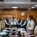 भारतीय कृषि को अधिक टिकाऊ, तकनीक आधारित और समावेशी बनाने के उद्देश्य से एग्रीइनोवेट इंडिया लिमिटेड (AgriInnovate India Limited) ने कृषि अनुसंधान और उद्योग जगत के बीच सहयोग को मजबूत करने की दिशा में महत्वपूर्ण पहल की है। नई दिल्ली में 24 सितंबर 2026 को आयोजित एग्रीइनोवेट इंडिया लिमिटेड की 15वीं Annual General Meeting (AGM) और 71वीं Board Meeting के अवसर पर भारतीय कृषि अनुसंधान परिषद यानी ICAR और तीन प्रमुख Industry Partners के बीच समझौता ज्ञापनों (MoUs) पर हस्ताक्षर कराने में एग्रीइनोवेट इंडिया ने महत्वपूर्ण भूमिका निभाई। इन Industry Partners में Pidilite Industries Limited, Venkateshwara Hatcheries Private Limited और Everest Instruments Private Limited शामिल हैं। इन साझेदारियों का व्यापक उद्देश्य Corporate Social Responsibility यानी CSR के माध्यम से कृषि एवं संबद्ध क्षेत्रों में जनहितकारी पहलों को समर्थन उपलब्ध कराना है। नई साझेदारी के तहत Sustainable Agriculture, Climate-Resilient Farming, Natural Resource Management, Livelihood Development, Technology Transfer, Women and Youth Empowerment, Agri Startups, Rural Entrepreneurship, Digital Innovation, Food Processing, Agricultural Mechanization और Knowledge Partnership जैसे अनेक क्षेत्रों में सहयोग की संभावनाओं को आगे बढ़ाया जाएगा। AGM और Board Meeting के दौरान हुआ महत्वपूर्ण सहयोग एग्रीइनोवेट इंडिया लिमिटेड की 15वीं AGM और 71वीं Board Meeting का आयोजन 24 सितंबर 2026 को नई दिल्ली में किया गया। इस बैठक में कृषि अनुसंधान, Innovation, Technology Commercialization और CSR Support से जुड़े विभिन्न विषयों पर चर्चा के साथ-साथ Industry Collaboration को भी प्रमुखता दी गई। इसी अवसर पर ICAR और तीन Industry Partners के बीच MoUs पर हस्ताक्षर कराने में एग्रीइनोवेट इंडिया लिमिटेड ने सहायता की। इस पहल के जरिए उद्योग जगत की CSR funding को कृषि अनुसंधान और किसानों तथा ग्रामीण समुदायों से जुड़ी जरूरतों के साथ जोड़ने का प्रयास किया गया है। इस अवसर पर ICAR के महानिदेशक और एग्रीइनोवेट इंडिया लिमिटेड के अध्यक्ष डॉ. एम.एल. जाट, ICAR के सचिव एवं उपाध्यक्ष श्री ज्ञानेंद्र त्रिपाठी, ICAR के वित्तीय सलाहकार श्री संदीप सरकार, एग्रीइनोवेट इंडिया लिमिटेड के CEO डॉ. प्रवीण मलिक, कंपनी के Board of Directors के सदस्य, एग्रीइनोवेट टीम और ICAR के वरिष्ठ अधिकारी उपस्थित रहे। कृषि क्षेत्र में CSR Funding को प्रभावी दिशा देने की पहल आज Corporate Social Responsibility केवल सामाजिक सहायता तक सीमित नहीं रह गई है। CSR के माध्यम से शिक्षा, स्वास्थ्य, पर्यावरण, आजीविका और ग्रामीण विकास के साथ-साथ agriculture sector में भी कई महत्वपूर्ण interventions को समर्थन मिल रहा है। भारत जैसे कृषि प्रधान देश में किसानों की आय, प्राकृतिक संसाधनों का संरक्षण, ग्रामीण रोजगार, agricultural technology और food security जैसे विषय आपस में जुड़े हुए हैं। ऐसे में Industry की CSR capabilities और ICAR के scientific research ecosystem को जोड़ने से कृषि क्षेत्र में जरूरत आधारित projects को support मिल सकता है। एग्रीइनोवेट इंडिया लिमिटेड इसी कड़ी में Industry और Agricultural Research Institutions के बीच bridge की भूमिका निभा रहा है। इसका उद्देश्य कंपनियों की CSR priorities को कृषि एवं ग्रामीण विकास से जुड़े ऐसे क्षेत्रों के साथ जोड़ना है, जहां technology, research और capacity building के माध्यम से दीर्घकालिक प्रभाव पैदा किया जा सके। Sustainable Agriculture पर विशेष फोकस नई partnerships के प्रमुख focus areas में Sustainable Agri-Food Systems को शामिल किया गया है। बदलते climate conditions, प्राकृतिक संसाधनों पर बढ़ते दबाव और food demand में वृद्धि को देखते हुए कृषि उत्पादन के साथ sustainability को बनाए रखना महत्वपूर्ण हो गया है। Sustainable Agriculture के तहत ऐसी farming practices और technologies को बढ़ावा दिया जा सकता है, जिनसे soil health, water resources और अन्य प्राकृतिक संसाधनों का बेहतर उपयोग हो सके। कृषि उत्पादन को sustainable बनाने के लिए efficient input management, resource conservation, बेहतर crop practices और technology adoption महत्वपूर्ण भूमिका निभाते हैं। Industry CSR के माध्यम से ऐसे programmes को support मिलने पर research-based solutions को field level तक पहुंचाने में मदद मिल सकती है। Climate-Resilient Agriculture और Natural Resource Management नई साझेदारियों में Climate-Resilient Agriculture और Natural Resource Management को भी priority area बनाया गया है। Climate change का असर कृषि पर अलग-अलग रूपों में दिखाई देता है। तापमान में बदलाव, वर्षा के pattern में परिवर्तन, water availability और extreme weather events जैसी परिस्थितियां agricultural production को प्रभावित कर सकती हैं। ऐसे में climate-resilient technologies और practices का development तथा adoption महत्वपूर्ण हो जाता है। ICAR के research network के माध्यम से विभिन्न agro-climatic conditions के अनुरूप agricultural solutions विकसित किए जाते हैं। Industry CSR support के साथ इन technologies और knowledge को जरूरतमंद क्षेत्रों तक पहुंचाने की संभावनाएं बढ़ सकती हैं। Natural Resource Management में soil, water, biodiversity और अन्य प्राकृतिक संसाधनों के efficient use पर ध्यान दिया जाता है। यह approach long-term agricultural sustainability के लिए महत्वपूर्ण है। Livelihood Enhancement और Technology Transfer को मिलेगा समर्थन Partnerships के अंतर्गत Livelihood Enhancement और Technology Transfer भी महत्वपूर्ण focus areas हैं। ग्रामीण क्षेत्रों में agriculture और allied activities आजीविका का प्रमुख आधार हैं। किसानों, rural entrepreneurs, women groups और youth को नई technologies, skills और business opportunities से जोड़ना ग्रामीण economy को मजबूत करने में मदद कर सकता है। Technology Transfer का उद्देश्य laboratories और research institutions में विकसित solutions को practical applications तक पहुंचाना है। कृषि क्षेत्र में किसी नई technology की सफलता केवल उसके research development पर निर्भर नहीं करती, बल्कि किसानों और rural stakeholders द्वारा उसके adoption पर भी निर्भर करती है। इस दिशा में Industry और ICAR के बीच collaboration technology demonstration, training, capacity building और field-level implementation को समर्थन दे सकता है। Women और Youth Empowerment पर भी जोर नई CSR partnerships में Women and Youth Empowerment को भी शामिल किया गया है। ग्रामीण अर्थव्यवस्था में महिलाओं और युवाओं की भूमिका लगातार महत्वपूर्ण हो रही है। कृषि के साथ food processing, livestock, poultry, horticulture, agri-services, digital agriculture और rural enterprises जैसे क्षेत्रों में युवाओं के लिए नए अवसर विकसित हो रहे हैं। इसी प्रकार महिला किसानों और ग्रामीण महिला entrepreneurs को training, technology, market access और business support उपलब्ध कराकर उनकी economic participation को बढ़ाया जा सकता है। CSR-supported programmes के माध्यम से women और youth को skill development, entrepreneurship और technology-oriented activities से जोड़ने की दिशा में काम किया जा सकता है। Agri Startups और Rural Entrepreneurship को बढ़ावा कृषि क्षेत्र में Startup Ecosystem तेजी से विकसित हो रहा है। कई startups agriculture में Artificial Intelligence, digital advisory, farm mechanization, supply chain, food processing, agri-finance और precision farming जैसी technologies पर काम कर रहे हैं। नई partnerships में Agri Startups, Incubation और Rural Entrepreneurship को भी प्राथमिकता वाले क्षेत्रों में शामिल किया गया है। Incubation support के माध्यम से नए agricultural ideas और innovations को business solutions में विकसित करने में सहायता मिल सकती है। वहीं rural entrepreneurship को बढ़ावा देने से स्थानीय स्तर पर रोजगार और income opportunities तैयार करने की संभावना बढ़ती है। Industry और research institutions के सहयोग से startups को technology, mentorship, testing facilities, networking और field-level validation जैसे अवसर उपलब्ध कराए जा सकते हैं। Digital Innovation और Capacity Development पर ध्यान Agriculture में Digital Transformation तेजी से महत्वपूर्ण हो रहा है। Mobile-based advisory, digital farm management, data analytics, remote sensing, Artificial Intelligence और अन्य digital tools किसानों तथा agricultural stakeholders तक information पहुंचाने के नए माध्यम बन रहे हैं। नई partnerships में Digital Innovation और Capacity Development को भी शामिल किया गया है। इसका उद्देश्य technology के उपयोग के साथ stakeholders की क्षमता बढ़ाने पर ध्यान देना है। किसानों, rural entrepreneurs और अन्य beneficiaries को नई technologies का प्रभावी इस्तेमाल करने के लिए training और capacity building की आवश्यकता होती है। इसलिए digital solutions के साथ human capacity development को भी समान महत्व देना आवश्यक है। Nutrition-Sensitive Agriculture और Food Processing CSR collaboration के priority areas में Nutrition-Sensitive Agriculture, Biofortification, Food Processing और Value Chain Development भी शामिल हैं। कृषि का उद्देश्य केवल food production बढ़ाना नहीं, बल्कि पोषण सुरक्षा को मजबूत करना भी है। Nutrition-sensitive agriculture के माध्यम से ऐसे agricultural systems और products को बढ़ावा दिया जा सकता है, जो बेहतर nutritional outcomes में योगदान दें। Biofortification के माध्यम से crops के nutritional characteristics को बेहतर बनाने पर research और technology development किया जाता है। इसके साथ Food Processing और Value Chain Development agricultural produce के value addition और market opportunities से जुड़े महत्वपूर्ण क्षेत्र हैं। Farm produce को processing, packaging, branding और market linkage से जोड़ने पर किसानों तथा ग्रामीण enterprises के लिए अतिरिक्त value creation की संभावनाएं विकसित हो सकती हैं। Agricultural Mechanization को मिलेगा बढ़ावा भारत में farm mechanization कृषि productivity और labour efficiency बढ़ाने के लिए महत्वपूर्ण क्षेत्र है। विशेष रूप से छोटे और सीमांत किसानों के लिए suitable machinery और custom hiring जैसे models technology adoption में मदद कर सकते हैं। नई partnerships के focus areas में Agricultural Mechanization को भी शामिल किया गया है। इसका उद्देश्य agriculture में appropriate mechanization solutions और technology adoption को बढ़ावा देने से जुड़े प्रयासों को समर्थन देना है। Mechanization से खेती के विभिन्न operations को समय पर पूरा करने, labour dependency को कम करने और farm operations की efficiency बढ़ाने में सहायता मिल सकती है। Education और Knowledge Partnership का विस्तार नई पहल में Education और Knowledge Partnership को भी स्थान दिया गया है। कृषि क्षेत्र में continuous learning और knowledge exchange की महत्वपूर्ण भूमिका है। ICAR के विभिन्न institutes और agricultural research institutions के पास crop science, livestock, fisheries, horticulture, biotechnology, food processing और अन्य क्षेत्रों में व्यापक scientific expertise उपलब्ध है। Industry collaboration के माध्यम से इस knowledge ecosystem को private sector की technological capabilities और CSR resources के साथ जोड़ा जा सकता है। इससे training programmes, demonstrations, awareness initiatives और knowledge-sharing activities को support मिलने की संभावना है। One Health सहित अन्य क्षेत्रों में भी सहयोग Partnership framework में One Health और अन्य mutually agreed areas को भी शामिल किया गया है। One Health approach मानव स्वास्थ्य, पशु स्वास्थ्य और पर्यावरण के बीच संबंध को ध्यान में रखती है। Agriculture और allied sectors में livestock, food safety, environment और human health आपस में जुड़े हुए हैं। ऐसे में integrated approach के माध्यम से इन क्षेत्रों से संबंधित challenges को बेहतर तरीके से address करने की संभावनाएं बनती हैं। एग्रीइनोवेट इंडिया की भूमिका हुई महत्वपूर्ण एग्रीइनोवेट इंडिया लिमिटेड भारतीय कृषि अनुसंधान परिषद यानी ICAR की एक महत्वपूर्ण commercial और innovation-oriented arm है। कंपनी agriculture business, innovation, technology commercialization और CSR fund mobilization से संबंधित गतिविधियों में भूमिका निभाती है। Agricultural research से विकसित technologies को industry तक पहुंचाने और उनके commercialization के लिए industry-academia collaboration आवश्यक है। इसी तरह CSR funding को agriculture और rural development के लिए उपयोगी projects से जोड़ना भी एक महत्वपूर्ण कार्य है। एग्रीइनोवेट इंडिया इस ecosystem में research institutions और corporate sector के बीच एक connecting platform के रूप में काम कर रहा है। कृषि अनुसंधान और Industry के बीच बढ़ेगा तालमेल ICAR देश में agricultural research और technology development का एक प्रमुख संस्थागत network संचालित करता है। इसके विभिन्न institutes और centres कृषि तथा allied sectors से जुड़े research programmes पर काम करते हैं। दूसरी ओर, private sector के पास technology, management expertise, market understanding और CSR resources उपलब्ध होते हैं। दोनों की strengths को एक साथ लाने से research-based solutions के field-level application को बढ़ावा मिल सकता है। नई MoU-based partnerships इसी प्रकार के Research–Industry Collaboration Model को आगे बढ़ाने की दिशा में कदम हैं। ग्रामीण भारत के लिए बन सकती हैं नई संभावनाएं Agriculture में CSR intervention का प्रभाव केवल farm production तक सीमित नहीं रहता। यदि programmes को सही तरीके से implement किया जाए तो इससे farmers, women groups, rural youth, startups, FPOs और अन्य rural stakeholders को training, technology और livelihood opportunities से जोड़ा जा सकता है। Sustainable agriculture, climate resilience, digital innovation और value-chain development जैसे क्षेत्रों में लंबे समय के projects ग्रामीण economy में नए अवसर विकसित करने में योगदान दे सकते हैं। कृषि क्षेत्र में नई साझेदारियों का व्यापक महत्व एग्रीइनोवेट इंडिया की 15वीं AGM और 71वीं Board Meeting के दौरान हुए ये सहयोग कृषि क्षेत्र में Corporate CSR और Scientific Research के बीच coordination को मजबूत करने की दिशा में एक पहल के रूप में सामने आए हैं। Pidilite Industries Limited, Venkateshwara Hatcheries Private Limited और Everest Instruments Private Limited के साथ ICAR की partnerships के जरिए agriculture और allied sectors में कई priority areas को support देने की योजना है। इनमें Sustainable Agri-Food Systems से लेकर Climate-Resilient Agriculture, Natural Resource Management, Livelihood Enhancement, Technology Transfer, Women and Youth Empowerment, Agri Startups, Rural Entrepreneurship, Digital Innovation, Food Processing, Agricultural Mechanization और Knowledge Partnership जैसे क्षेत्र शामिल हैं। कृषि क्षेत्र में innovation और sustainability की बढ़ती जरूरत के बीच Industry resources, CSR funding और ICAR के scientific ecosystem को एक साथ लाने की यह पहल research को ground level तक पहुंचाने और कृषि एवं ग्रामीण विकास से जुड़े विभिन्न क्षेत्रों में नए collaborative models विकसित करने की दिशा में महत्वपूर्ण आधार तैयार कर सकती है।