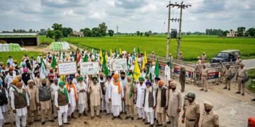 पंजाब में खाद और बिजली की मांग को लेकर किसान आंदोलन