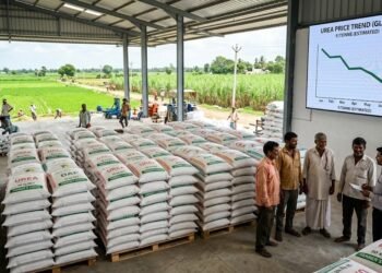 भारत में यूरिया की कीमत और बढ़े हुए उर्वरक भंडार की तस्वीर