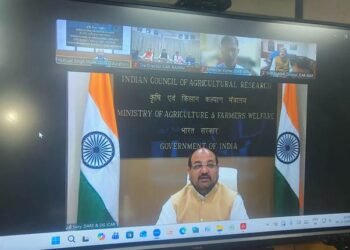 ICAR में Mission Karmayogi को मिलेगी रफ्तार, वैज्ञानिकों और कर्मचारियों के लिए विषय-विशिष्ट ऑनलाइन कोर्स पर जोर आईजीओटी कर्मयोगी प्लेटफॉर्म पर नियमित Learning अनिवार्य करने की पहल, डॉ. एम. एल. जाट ने ICAR संस्थानों को समय पर पाठ्यक्रम तैयार करने और अपलोड करने के दिए निर्देश नई दिल्ली, 7 अक्टूबर 2026: भारतीय कृषि अनुसंधान परिषद (ICAR) ने अपने संस्थानों में कर्मचारियों की Professional Skills, कार्यक्षमता और तकनीकी दक्षता बढ़ाने के लिए डिजिटल प्रशिक्षण व्यवस्था को मजबूत करने की दिशा में कदम उठाया है। इसी उद्देश्य से ICAR के कृषि शिक्षा प्रभाग ने आईजीओटी कर्मयोगी (iGOT Karmayogi) प्लेटफॉर्म के लिए विषय-विशिष्ट पाठ्यक्रमों के विकास और डिजिटलीकरण की प्रगति की समीक्षा की। इस संबंध में 7 अक्टूबर 2026 को एक ऑनलाइन बैठक आयोजित की गई, जिसकी अध्यक्षता कृषि अनुसंधान एवं शिक्षा विभाग (DARE) के सचिव और ICAR के महानिदेशक डॉ. एम. एल. जाट ने की। बैठक में ICAR संस्थानों द्वारा तैयार किए जा रहे विषय-विशिष्ट पाठ्यक्रमों की स्थिति, उनकी गुणवत्ता, निर्धारित समयसीमा और डिजिटल प्लेटफॉर्म पर अपलोड करने की प्रक्रिया पर चर्चा की गई। डॉ. एम. एल. जाट ने सभी संस्थानों को निर्देश दिया कि वे तय दिशा-निर्देशों के अनुसार उच्च गुणवत्ता वाले पाठ्यक्रम तैयार करें। इन्हें आंतरिक समीक्षा के बाद समय पर iGOT Karmayogi प्लेटफॉर्म पर अपलोड किया जाए, ताकि कर्मचारियों को नियमित रूप से प्रशिक्षण और सीखने के अवसर मिल सकें। इस पहल का उद्देश्य केवल ऑनलाइन कोर्स की संख्या बढ़ाना नहीं, बल्कि कृषि अनुसंधान और शिक्षा से जुड़े कर्मचारियों के लिए व्यवस्थित, उपयोगी और निरंतर Learning Ecosystem विकसित करना है। इससे संस्थानों में क्षमता निर्माण को बढ़ावा देने और मिशन कर्मयोगी के उद्देश्यों को आगे बढ़ाने में मदद मिल सकती है। ICAR कर्मचारियों के लिए नियमित Learning पर विशेष जोर बैठक को संबोधित करते हुए डॉ. एम. एल. जाट ने कहा कि सभी ICAR संस्थानों को पाठ्यक्रम विकास और डिजिटलीकरण के कार्य को निर्धारित समयसीमा में पूरा करना चाहिए। उन्होंने स्पष्ट किया कि पाठ्यक्रमों को अपलोड करने से पहले उनकी उचित आंतरिक समीक्षा की जानी चाहिए, ताकि सामग्री की गुणवत्ता और निर्धारित मानकों का पालन सुनिश्चित हो सके। उन्होंने ICAR के सभी कर्मचारियों को iGOT Karmayogi प्लेटफॉर्म पर नियमित रूप से कम से कम दो घंटे Learning करने पर भी जोर दिया। इसके लिए संस्थानों को सक्रिय भागीदारी सुनिश्चित करने और निर्धारित Learning Hours तथा Course Upload Targets को समय पर पूरा करने की आवश्यकता बताई गई। डिजिटल प्रशिक्षण व्यवस्था में नियमित भागीदारी कर्मचारियों को अपने कार्यक्षेत्र से संबंधित नई जानकारियां हासिल करने, Professional Competencies विकसित करने और कार्य प्रक्रियाओं को बेहतर समझने में सहायता कर सकती है। कृषि अनुसंधान जैसे तकनीकी क्षेत्र में यह विशेष रूप से महत्वपूर्ण है, जहां वैज्ञानिक ज्ञान, प्रशासनिक प्रक्रियाओं और डिजिटल तकनीकों में लगातार बदलाव होते रहते हैं। हालांकि, ऑनलाइन प्रशिक्षण की प्रभावशीलता इस बात पर भी निर्भर करती है कि पाठ्यक्रम कर्मचारियों की वास्तविक जरूरतों के अनुरूप हों, उनकी सामग्री व्यावहारिक हो और प्राप्त ज्ञान का उपयोग कार्यस्थल पर किया जा सके। क्या है iGOT Karmayogi प्लेटफॉर्म? iGOT Karmayogi केंद्र सरकार के कर्मचारियों के लिए विकसित एक डिजिटल Learning Platform है, जिसका उद्देश्य क्षमता निर्माण को अधिक व्यवस्थित, सुलभ और निरंतर बनाना है। यह मिशन कर्मयोगी के अंतर्गत सरकारी कर्मचारियों को उनके कार्य, जिम्मेदारियों और व्यावसायिक जरूरतों के अनुसार प्रशिक्षण प्राप्त करने का अवसर प्रदान करता है। इस तरह के डिजिटल प्लेटफॉर्म के माध्यम से कर्मचारियों को अपनी सुविधा के अनुसार विभिन्न विषयों पर अध्ययन करने और नई दक्षताएं विकसित करने में मदद मिल सकती है। पारंपरिक प्रशिक्षण व्यवस्था में जहां कर्मचारियों को निर्धारित स्थान और समय पर उपस्थित होना पड़ता है, वहीं ऑनलाइन Learning से प्रशिक्षण सामग्री तक पहुंच अधिक लचीली हो सकती है। ICAR जैसे बड़े अनुसंधान नेटवर्क में इस प्रकार की व्यवस्था का विशेष महत्व है। परिषद के अंतर्गत विभिन्न संस्थान कृषि विज्ञान, फसल सुधार, पशुपालन, कृषि शिक्षा, जैव प्रौद्योगिकी और अन्य संबंधित क्षेत्रों में काम करते हैं। इन संस्थानों में कार्यरत कर्मचारियों की जरूरतें और विशेषज्ञता अलग-अलग हो सकती हैं। ऐसे में विषय-विशिष्ट पाठ्यक्रम विकसित करने से कर्मचारियों को उनके कार्यक्षेत्र से संबंधित ज्ञान और कौशल हासिल करने के अवसर उपलब्ध कराए जा सकते हैं। इसके लिए जरूरी है कि पाठ्यक्रमों की विषयवस्तु प्रासंगिक हो, उन्हें सरल डिजिटल प्रारूप में प्रस्तुत किया जाए और समय-समय पर उनकी समीक्षा की जाए। विषय-विशिष्ट पाठ्यक्रमों की गुणवत्ता सुनिश्चित करने के निर्देश ICAR की समीक्षा बैठक में पाठ्यक्रम विकास के साथ-साथ उनकी गुणवत्ता सुनिश्चित करने पर विशेष ध्यान दिया गया। डॉ. एम. एल. जाट ने संस्थानों को निर्देश दिया कि वे निर्धारित दिशा-निर्देशों का पालन करते हुए पाठ्यक्रम तैयार करें और उन्हें अपलोड करने से पहले उचित Internal Review प्रक्रिया पूरी करें। इस प्रक्रिया का उद्देश्य यह सुनिश्चित करना है कि प्रशिक्षण सामग्री स्पष्ट, उपयोगी और संबंधित विषय के अनुरूप हो। डिजिटल पाठ्यक्रम तैयार करते समय केवल जानकारी को ऑनलाइन उपलब्ध कराना पर्याप्त नहीं होता। सामग्री को इस तरह व्यवस्थित करना भी आवश्यक है कि कर्मचारी उसे आसानी से समझ सकें और अपने काम में उपयोग कर सकें। विषय-विशिष्ट पाठ्यक्रमों के विकास में विशेषज्ञों की भागीदारी, सही तथ्यों का उपयोग, स्पष्ट Learning Objectives और व्यवस्थित प्रस्तुति महत्वपूर्ण भूमिका निभाते हैं। इसके साथ ही पाठ्यक्रमों को निर्धारित समयसीमा में पूरा करना भी जरूरी है, ताकि प्रशिक्षण कार्यक्रमों के लक्ष्य प्रभावित न हों। बैठक में इस बात पर जोर दिया गया कि सभी ICAR संस्थान अपनी जिम्मेदारियों को गंभीरता से लें और निर्धारित Course Upload Targets को पूरा करने के लिए समयबद्ध कार्रवाई करें। कृषि अनुसंधान संस्थानों में क्षमता निर्माण को मिलेगी मजबूती कृषि अनुसंधान और शिक्षा के क्षेत्र में लगातार नए वैज्ञानिक तरीकों, तकनीकों और कार्य प्रणालियों का विकास हो रहा है। ऐसे में कर्मचारियों की क्षमताओं को समय के साथ विकसित करना संस्थानों की कार्यक्षमता बनाए रखने के लिए महत्वपूर्ण है। Capacity Building यानी क्षमता निर्माण का उद्देश्य कर्मचारियों के ज्ञान, कौशल और कार्य निष्पादन की क्षमता को बेहतर बनाना है। इसके अंतर्गत विषय से जुड़ी जानकारी के साथ-साथ डिजिटल दक्षता, प्रशासनिक कार्यप्रणाली, प्रबंधन और अन्य आवश्यक व्यावसायिक कौशल भी शामिल हो सकते हैं। ICAR के संदर्भ में विषय-विशिष्ट ऑनलाइन पाठ्यक्रम संस्थानों को प्रशिक्षण गतिविधियों को व्यवस्थित करने का अवसर दे सकते हैं। डिजिटल माध्यम से तैयार सामग्री को व्यापक स्तर पर उपलब्ध कराया जा सकता है, जिससे विभिन्न संस्थानों के कर्मचारियों को समान विषयों पर प्रशिक्षण प्राप्त करने में सुविधा हो सकती है। इसके अतिरिक्त, नियमित Learning से कर्मचारियों को अपनी विशेषज्ञता को अपडेट रखने और बदलती कार्य आवश्यकताओं के अनुरूप स्वयं को तैयार करने में मदद मिल सकती है। इसके लिए संस्थानों को यह भी सुनिश्चित करना होगा कि प्रशिक्षण सामग्री केवल औपचारिक प्रक्रिया बनकर न रह जाए, बल्कि कर्मचारियों के वास्तविक कार्यों से जुड़ी हो। डॉ. यशपाल सिंह मलिक ने समय पर कार्रवाई की आवश्यकता बताई बैठक की शुरुआत में ICAR के उप महानिदेशक (कृषि शिक्षा) डॉ. यशपाल सिंह मलिक ने मिशन कर्मयोगी के अंतर्गत परिषद के प्रदर्शन को बेहतर बनाने के लिए सभी ICAR संस्थानों द्वारा समय पर कार्रवाई करने की आवश्यकता पर प्रकाश डाला। उन्होंने कहा कि निर्धारित लक्ष्यों को पूरा करने और राष्ट्रीय स्तर पर ICAR की रैंकिंग में सुधार लाने के लिए संस्थानों की सक्रिय भागीदारी महत्वपूर्ण है। इसके लिए पाठ्यक्रम विकास, डिजिटलीकरण और नियमित Learning से संबंधित कार्यों को प्राथमिकता देने की जरूरत है। किसी बड़े संस्थागत नेटवर्क में प्रशिक्षण कार्यक्रमों को प्रभावी बनाने के लिए केवल केंद्रीय स्तर पर दिशा-निर्देश जारी करना पर्याप्त नहीं होता। संबंधित संस्थानों को अपनी जिम्मेदारियों के अनुसार कार्य करना, प्रगति की समीक्षा करना और निर्धारित लक्ष्यों को समय पर पूरा करना भी आवश्यक होता है। इस दृष्टि से बैठक में संस्थानों की भागीदारी और समयबद्ध कार्य निष्पादन को महत्व दिया गया। नियमित समीक्षा से पाठ्यक्रम विकास की प्रगति पर नजर रखने और निर्धारित लक्ष्यों को पूरा करने में आने वाली संभावित बाधाओं को पहचानने में सहायता मिल सकती है। कर्मयोगी भारत के विशेषज्ञ ने समझाई पाठ्यक्रम डिजिटलीकरण की प्रक्रिया बैठक के दौरान कर्मयोगी भारत के विशेषज्ञ श्री अश्विन ने प्रतिभागियों को पाठ्यक्रम सामग्री विकसित करने और उसे डिजिटल प्लेटफॉर्म पर अपलोड करने की प्रक्रिया के बारे में जानकारी दी। उन्होंने पाठ्यक्रम विकास के लिए उपलब्ध सूचीबद्ध एजेंसियों के बारे में भी बताया। इसके साथ ही उन्होंने गुणवत्तापूर्ण विषय-विशिष्ट Learning Material तैयार करने और उसे प्लेटफॉर्म पर अपलोड करने से संबंधित तकनीकी सुझाव साझा किए। पाठ्यक्रमों का डिजिटलीकरण ऑनलाइन प्रशिक्षण व्यवस्था का एक महत्वपूर्ण हिस्सा है। इसके अंतर्गत प्रशिक्षण सामग्री को डिजिटल प्रारूप में तैयार करना, उसे उपयुक्त ढंग से व्यवस्थित करना और संबंधित प्लेटफॉर्म पर उपलब्ध कराना शामिल है। इस प्रक्रिया में तकनीकी मानकों तथा सामग्री की गुणवत्ता का ध्यान रखना आवश्यक होता है। बैठक में दी गई जानकारी का उद्देश्य ICAR संस्थानों को पाठ्यक्रम विकास और अपलोड प्रक्रिया में सहायता प्रदान करना था, ताकि वे निर्धारित दिशा-निर्देशों के अनुरूप अपना कार्य पूरा कर सकें। Mission Karmayogi के तहत संस्थागत जवाबदेही पर जोर मिशन कर्मयोगी का व्यापक उद्देश्य सरकारी कर्मचारियों की क्षमताओं को मजबूत करना और सरकारी कार्यप्रणाली को अधिक दक्ष, जवाबदेह तथा नागरिक-केंद्रित बनाने में सहायता करना है। इस संदर्भ में डिजिटल Learning और नियमित प्रशिक्षण को महत्वपूर्ण माध्यम माना जाता है। ICAR में इस पहल के अंतर्गत विषय-विशिष्ट पाठ्यक्रमों का विकास कृषि अनुसंधान और शिक्षा से जुड़े कर्मचारियों के लिए उपयोगी हो सकता है। हालांकि, इसके लिए प्रशिक्षण की गुणवत्ता, कर्मचारियों की भागीदारी और पाठ्यक्रमों की समय पर उपलब्धता के बीच संतुलन बनाए रखना जरूरी है। संस्थागत स्तर पर नियमित समीक्षा, जिम्मेदारियों का स्पष्ट निर्धारण और निर्धारित समयसीमा का पालन प्रशिक्षण व्यवस्था को प्रभावी बनाने में योगदान दे सकते हैं। इसके साथ ही पाठ्यक्रमों की उपयोगिता का आकलन करना भी महत्वपूर्ण होगा, ताकि यह समझा जा सके कि प्रशिक्षण से कर्मचारियों के ज्ञान और कार्य निष्पादन में किस प्रकार सुधार हो रहा है। बैठक के समापन पर पाठ्यक्रम विकास और डिजिटलीकरण में तेजी लाने, आंतरिक समीक्षा के माध्यम से गुणवत्ता सुनिश्चित करने, निर्धारित Learning Hours पूरे करने और समयसीमा के भीतर पाठ्यक्रम अपलोड करने के निर्देश दोहराए गए। निष्कर्ष: डिजिटल प्रशिक्षण से मजबूत होगी ICAR की कार्यक्षमता ICAR की यह समीक्षा बैठक कृषि अनुसंधान एवं शिक्षा से जुड़े संस्थानों में डिजिटल प्रशिक्षण और क्षमता निर्माण को मजबूत करने की दिशा में एक महत्वपूर्ण प्रशासनिक पहल है। iGOT Karmayogi प्लेटफॉर्म पर विषय-विशिष्ट पाठ्यक्रमों का विकास और नियमित Learning कर्मचारियों को अपने ज्ञान तथा व्यावसायिक कौशल को बेहतर बनाने के अवसर प्रदान कर सकता है। डॉ. एम. एल. जाट द्वारा नियमित रूप से कम से कम दो घंटे Learning करने और पाठ्यक्रमों को निर्धारित समयसीमा में अपलोड करने पर दिया गया जोर इस पहल के कार्यान्वयन को महत्व देता है। वहीं, डॉ. यशपाल सिंह मलिक और कर्मयोगी भारत के विशेषज्ञ द्वारा साझा किए गए निर्देश तथा तकनीकी सुझाव संस्थानों को इस प्रक्रिया में सहायता प्रदान करने के उद्देश्य से दिए गए। आगे इस पहल की सफलता पाठ्यक्रमों की गुणवत्ता, संस्थानों की सक्रिय भागीदारी और प्रशिक्षण से प्राप्त ज्ञान के व्यावहारिक उपयोग पर निर्भर करेगी। यदि डिजिटल Learning को कर्मचारियों की वास्तविक जरूरतों के साथ जोड़ा जाता है, तो इससे ICAR की संस्थागत क्षमता मजबूत करने और कृषि अनुसंधान एवं शिक्षा से जुड़े कार्यों को अधिक प्रभावी बनाने में मदद मिल सकती है।