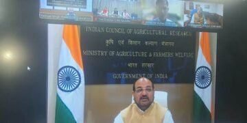ICAR में Mission Karmayogi को मिलेगी रफ्तार, वैज्ञानिकों और कर्मचारियों के लिए विषय-विशिष्ट ऑनलाइन कोर्स पर जोर आईजीओटी कर्मयोगी प्लेटफॉर्म पर नियमित Learning अनिवार्य करने की पहल, डॉ. एम. एल. जाट ने ICAR संस्थानों को समय पर पाठ्यक्रम तैयार करने और अपलोड करने के दिए निर्देश नई दिल्ली, 7 अक्टूबर 2026: भारतीय कृषि अनुसंधान परिषद (ICAR) ने अपने संस्थानों में कर्मचारियों की Professional Skills, कार्यक्षमता और तकनीकी दक्षता बढ़ाने के लिए डिजिटल प्रशिक्षण व्यवस्था को मजबूत करने की दिशा में कदम उठाया है। इसी उद्देश्य से ICAR के कृषि शिक्षा प्रभाग ने आईजीओटी कर्मयोगी (iGOT Karmayogi) प्लेटफॉर्म के लिए विषय-विशिष्ट पाठ्यक्रमों के विकास और डिजिटलीकरण की प्रगति की समीक्षा की। इस संबंध में 7 अक्टूबर 2026 को एक ऑनलाइन बैठक आयोजित की गई, जिसकी अध्यक्षता कृषि अनुसंधान एवं शिक्षा विभाग (DARE) के सचिव और ICAR के महानिदेशक डॉ. एम. एल. जाट ने की। बैठक में ICAR संस्थानों द्वारा तैयार किए जा रहे विषय-विशिष्ट पाठ्यक्रमों की स्थिति, उनकी गुणवत्ता, निर्धारित समयसीमा और डिजिटल प्लेटफॉर्म पर अपलोड करने की प्रक्रिया पर चर्चा की गई। डॉ. एम. एल. जाट ने सभी संस्थानों को निर्देश दिया कि वे तय दिशा-निर्देशों के अनुसार उच्च गुणवत्ता वाले पाठ्यक्रम तैयार करें। इन्हें आंतरिक समीक्षा के बाद समय पर iGOT Karmayogi प्लेटफॉर्म पर अपलोड किया जाए, ताकि कर्मचारियों को नियमित रूप से प्रशिक्षण और सीखने के अवसर मिल सकें। इस पहल का उद्देश्य केवल ऑनलाइन कोर्स की संख्या बढ़ाना नहीं, बल्कि कृषि अनुसंधान और शिक्षा से जुड़े कर्मचारियों के लिए व्यवस्थित, उपयोगी और निरंतर Learning Ecosystem विकसित करना है। इससे संस्थानों में क्षमता निर्माण को बढ़ावा देने और मिशन कर्मयोगी के उद्देश्यों को आगे बढ़ाने में मदद मिल सकती है। ICAR कर्मचारियों के लिए नियमित Learning पर विशेष जोर बैठक को संबोधित करते हुए डॉ. एम. एल. जाट ने कहा कि सभी ICAR संस्थानों को पाठ्यक्रम विकास और डिजिटलीकरण के कार्य को निर्धारित समयसीमा में पूरा करना चाहिए। उन्होंने स्पष्ट किया कि पाठ्यक्रमों को अपलोड करने से पहले उनकी उचित आंतरिक समीक्षा की जानी चाहिए, ताकि सामग्री की गुणवत्ता और निर्धारित मानकों का पालन सुनिश्चित हो सके। उन्होंने ICAR के सभी कर्मचारियों को iGOT Karmayogi प्लेटफॉर्म पर नियमित रूप से कम से कम दो घंटे Learning करने पर भी जोर दिया। इसके लिए संस्थानों को सक्रिय भागीदारी सुनिश्चित करने और निर्धारित Learning Hours तथा Course Upload Targets को समय पर पूरा करने की आवश्यकता बताई गई। डिजिटल प्रशिक्षण व्यवस्था में नियमित भागीदारी कर्मचारियों को अपने कार्यक्षेत्र से संबंधित नई जानकारियां हासिल करने, Professional Competencies विकसित करने और कार्य प्रक्रियाओं को बेहतर समझने में सहायता कर सकती है। कृषि अनुसंधान जैसे तकनीकी क्षेत्र में यह विशेष रूप से महत्वपूर्ण है, जहां वैज्ञानिक ज्ञान, प्रशासनिक प्रक्रियाओं और डिजिटल तकनीकों में लगातार बदलाव होते रहते हैं। हालांकि, ऑनलाइन प्रशिक्षण की प्रभावशीलता इस बात पर भी निर्भर करती है कि पाठ्यक्रम कर्मचारियों की वास्तविक जरूरतों के अनुरूप हों, उनकी सामग्री व्यावहारिक हो और प्राप्त ज्ञान का उपयोग कार्यस्थल पर किया जा सके। क्या है iGOT Karmayogi प्लेटफॉर्म? iGOT Karmayogi केंद्र सरकार के कर्मचारियों के लिए विकसित एक डिजिटल Learning Platform है, जिसका उद्देश्य क्षमता निर्माण को अधिक व्यवस्थित, सुलभ और निरंतर बनाना है। यह मिशन कर्मयोगी के अंतर्गत सरकारी कर्मचारियों को उनके कार्य, जिम्मेदारियों और व्यावसायिक जरूरतों के अनुसार प्रशिक्षण प्राप्त करने का अवसर प्रदान करता है। इस तरह के डिजिटल प्लेटफॉर्म के माध्यम से कर्मचारियों को अपनी सुविधा के अनुसार विभिन्न विषयों पर अध्ययन करने और नई दक्षताएं विकसित करने में मदद मिल सकती है। पारंपरिक प्रशिक्षण व्यवस्था में जहां कर्मचारियों को निर्धारित स्थान और समय पर उपस्थित होना पड़ता है, वहीं ऑनलाइन Learning से प्रशिक्षण सामग्री तक पहुंच अधिक लचीली हो सकती है। ICAR जैसे बड़े अनुसंधान नेटवर्क में इस प्रकार की व्यवस्था का विशेष महत्व है। परिषद के अंतर्गत विभिन्न संस्थान कृषि विज्ञान, फसल सुधार, पशुपालन, कृषि शिक्षा, जैव प्रौद्योगिकी और अन्य संबंधित क्षेत्रों में काम करते हैं। इन संस्थानों में कार्यरत कर्मचारियों की जरूरतें और विशेषज्ञता अलग-अलग हो सकती हैं। ऐसे में विषय-विशिष्ट पाठ्यक्रम विकसित करने से कर्मचारियों को उनके कार्यक्षेत्र से संबंधित ज्ञान और कौशल हासिल करने के अवसर उपलब्ध कराए जा सकते हैं। इसके लिए जरूरी है कि पाठ्यक्रमों की विषयवस्तु प्रासंगिक हो, उन्हें सरल डिजिटल प्रारूप में प्रस्तुत किया जाए और समय-समय पर उनकी समीक्षा की जाए। विषय-विशिष्ट पाठ्यक्रमों की गुणवत्ता सुनिश्चित करने के निर्देश ICAR की समीक्षा बैठक में पाठ्यक्रम विकास के साथ-साथ उनकी गुणवत्ता सुनिश्चित करने पर विशेष ध्यान दिया गया। डॉ. एम. एल. जाट ने संस्थानों को निर्देश दिया कि वे निर्धारित दिशा-निर्देशों का पालन करते हुए पाठ्यक्रम तैयार करें और उन्हें अपलोड करने से पहले उचित Internal Review प्रक्रिया पूरी करें। इस प्रक्रिया का उद्देश्य यह सुनिश्चित करना है कि प्रशिक्षण सामग्री स्पष्ट, उपयोगी और संबंधित विषय के अनुरूप हो। डिजिटल पाठ्यक्रम तैयार करते समय केवल जानकारी को ऑनलाइन उपलब्ध कराना पर्याप्त नहीं होता। सामग्री को इस तरह व्यवस्थित करना भी आवश्यक है कि कर्मचारी उसे आसानी से समझ सकें और अपने काम में उपयोग कर सकें। विषय-विशिष्ट पाठ्यक्रमों के विकास में विशेषज्ञों की भागीदारी, सही तथ्यों का उपयोग, स्पष्ट Learning Objectives और व्यवस्थित प्रस्तुति महत्वपूर्ण भूमिका निभाते हैं। इसके साथ ही पाठ्यक्रमों को निर्धारित समयसीमा में पूरा करना भी जरूरी है, ताकि प्रशिक्षण कार्यक्रमों के लक्ष्य प्रभावित न हों। बैठक में इस बात पर जोर दिया गया कि सभी ICAR संस्थान अपनी जिम्मेदारियों को गंभीरता से लें और निर्धारित Course Upload Targets को पूरा करने के लिए समयबद्ध कार्रवाई करें। कृषि अनुसंधान संस्थानों में क्षमता निर्माण को मिलेगी मजबूती कृषि अनुसंधान और शिक्षा के क्षेत्र में लगातार नए वैज्ञानिक तरीकों, तकनीकों और कार्य प्रणालियों का विकास हो रहा है। ऐसे में कर्मचारियों की क्षमताओं को समय के साथ विकसित करना संस्थानों की कार्यक्षमता बनाए रखने के लिए महत्वपूर्ण है। Capacity Building यानी क्षमता निर्माण का उद्देश्य कर्मचारियों के ज्ञान, कौशल और कार्य निष्पादन की क्षमता को बेहतर बनाना है। इसके अंतर्गत विषय से जुड़ी जानकारी के साथ-साथ डिजिटल दक्षता, प्रशासनिक कार्यप्रणाली, प्रबंधन और अन्य आवश्यक व्यावसायिक कौशल भी शामिल हो सकते हैं। ICAR के संदर्भ में विषय-विशिष्ट ऑनलाइन पाठ्यक्रम संस्थानों को प्रशिक्षण गतिविधियों को व्यवस्थित करने का अवसर दे सकते हैं। डिजिटल माध्यम से तैयार सामग्री को व्यापक स्तर पर उपलब्ध कराया जा सकता है, जिससे विभिन्न संस्थानों के कर्मचारियों को समान विषयों पर प्रशिक्षण प्राप्त करने में सुविधा हो सकती है। इसके अतिरिक्त, नियमित Learning से कर्मचारियों को अपनी विशेषज्ञता को अपडेट रखने और बदलती कार्य आवश्यकताओं के अनुरूप स्वयं को तैयार करने में मदद मिल सकती है। इसके लिए संस्थानों को यह भी सुनिश्चित करना होगा कि प्रशिक्षण सामग्री केवल औपचारिक प्रक्रिया बनकर न रह जाए, बल्कि कर्मचारियों के वास्तविक कार्यों से जुड़ी हो। डॉ. यशपाल सिंह मलिक ने समय पर कार्रवाई की आवश्यकता बताई बैठक की शुरुआत में ICAR के उप महानिदेशक (कृषि शिक्षा) डॉ. यशपाल सिंह मलिक ने मिशन कर्मयोगी के अंतर्गत परिषद के प्रदर्शन को बेहतर बनाने के लिए सभी ICAR संस्थानों द्वारा समय पर कार्रवाई करने की आवश्यकता पर प्रकाश डाला। उन्होंने कहा कि निर्धारित लक्ष्यों को पूरा करने और राष्ट्रीय स्तर पर ICAR की रैंकिंग में सुधार लाने के लिए संस्थानों की सक्रिय भागीदारी महत्वपूर्ण है। इसके लिए पाठ्यक्रम विकास, डिजिटलीकरण और नियमित Learning से संबंधित कार्यों को प्राथमिकता देने की जरूरत है। किसी बड़े संस्थागत नेटवर्क में प्रशिक्षण कार्यक्रमों को प्रभावी बनाने के लिए केवल केंद्रीय स्तर पर दिशा-निर्देश जारी करना पर्याप्त नहीं होता। संबंधित संस्थानों को अपनी जिम्मेदारियों के अनुसार कार्य करना, प्रगति की समीक्षा करना और निर्धारित लक्ष्यों को समय पर पूरा करना भी आवश्यक होता है। इस दृष्टि से बैठक में संस्थानों की भागीदारी और समयबद्ध कार्य निष्पादन को महत्व दिया गया। नियमित समीक्षा से पाठ्यक्रम विकास की प्रगति पर नजर रखने और निर्धारित लक्ष्यों को पूरा करने में आने वाली संभावित बाधाओं को पहचानने में सहायता मिल सकती है। कर्मयोगी भारत के विशेषज्ञ ने समझाई पाठ्यक्रम डिजिटलीकरण की प्रक्रिया बैठक के दौरान कर्मयोगी भारत के विशेषज्ञ श्री अश्विन ने प्रतिभागियों को पाठ्यक्रम सामग्री विकसित करने और उसे डिजिटल प्लेटफॉर्म पर अपलोड करने की प्रक्रिया के बारे में जानकारी दी। उन्होंने पाठ्यक्रम विकास के लिए उपलब्ध सूचीबद्ध एजेंसियों के बारे में भी बताया। इसके साथ ही उन्होंने गुणवत्तापूर्ण विषय-विशिष्ट Learning Material तैयार करने और उसे प्लेटफॉर्म पर अपलोड करने से संबंधित तकनीकी सुझाव साझा किए। पाठ्यक्रमों का डिजिटलीकरण ऑनलाइन प्रशिक्षण व्यवस्था का एक महत्वपूर्ण हिस्सा है। इसके अंतर्गत प्रशिक्षण सामग्री को डिजिटल प्रारूप में तैयार करना, उसे उपयुक्त ढंग से व्यवस्थित करना और संबंधित प्लेटफॉर्म पर उपलब्ध कराना शामिल है। इस प्रक्रिया में तकनीकी मानकों तथा सामग्री की गुणवत्ता का ध्यान रखना आवश्यक होता है। बैठक में दी गई जानकारी का उद्देश्य ICAR संस्थानों को पाठ्यक्रम विकास और अपलोड प्रक्रिया में सहायता प्रदान करना था, ताकि वे निर्धारित दिशा-निर्देशों के अनुरूप अपना कार्य पूरा कर सकें। Mission Karmayogi के तहत संस्थागत जवाबदेही पर जोर मिशन कर्मयोगी का व्यापक उद्देश्य सरकारी कर्मचारियों की क्षमताओं को मजबूत करना और सरकारी कार्यप्रणाली को अधिक दक्ष, जवाबदेह तथा नागरिक-केंद्रित बनाने में सहायता करना है। इस संदर्भ में डिजिटल Learning और नियमित प्रशिक्षण को महत्वपूर्ण माध्यम माना जाता है। ICAR में इस पहल के अंतर्गत विषय-विशिष्ट पाठ्यक्रमों का विकास कृषि अनुसंधान और शिक्षा से जुड़े कर्मचारियों के लिए उपयोगी हो सकता है। हालांकि, इसके लिए प्रशिक्षण की गुणवत्ता, कर्मचारियों की भागीदारी और पाठ्यक्रमों की समय पर उपलब्धता के बीच संतुलन बनाए रखना जरूरी है। संस्थागत स्तर पर नियमित समीक्षा, जिम्मेदारियों का स्पष्ट निर्धारण और निर्धारित समयसीमा का पालन प्रशिक्षण व्यवस्था को प्रभावी बनाने में योगदान दे सकते हैं। इसके साथ ही पाठ्यक्रमों की उपयोगिता का आकलन करना भी महत्वपूर्ण होगा, ताकि यह समझा जा सके कि प्रशिक्षण से कर्मचारियों के ज्ञान और कार्य निष्पादन में किस प्रकार सुधार हो रहा है। बैठक के समापन पर पाठ्यक्रम विकास और डिजिटलीकरण में तेजी लाने, आंतरिक समीक्षा के माध्यम से गुणवत्ता सुनिश्चित करने, निर्धारित Learning Hours पूरे करने और समयसीमा के भीतर पाठ्यक्रम अपलोड करने के निर्देश दोहराए गए। निष्कर्ष: डिजिटल प्रशिक्षण से मजबूत होगी ICAR की कार्यक्षमता ICAR की यह समीक्षा बैठक कृषि अनुसंधान एवं शिक्षा से जुड़े संस्थानों में डिजिटल प्रशिक्षण और क्षमता निर्माण को मजबूत करने की दिशा में एक महत्वपूर्ण प्रशासनिक पहल है। iGOT Karmayogi प्लेटफॉर्म पर विषय-विशिष्ट पाठ्यक्रमों का विकास और नियमित Learning कर्मचारियों को अपने ज्ञान तथा व्यावसायिक कौशल को बेहतर बनाने के अवसर प्रदान कर सकता है। डॉ. एम. एल. जाट द्वारा नियमित रूप से कम से कम दो घंटे Learning करने और पाठ्यक्रमों को निर्धारित समयसीमा में अपलोड करने पर दिया गया जोर इस पहल के कार्यान्वयन को महत्व देता है। वहीं, डॉ. यशपाल सिंह मलिक और कर्मयोगी भारत के विशेषज्ञ द्वारा साझा किए गए निर्देश तथा तकनीकी सुझाव संस्थानों को इस प्रक्रिया में सहायता प्रदान करने के उद्देश्य से दिए गए। आगे इस पहल की सफलता पाठ्यक्रमों की गुणवत्ता, संस्थानों की सक्रिय भागीदारी और प्रशिक्षण से प्राप्त ज्ञान के व्यावहारिक उपयोग पर निर्भर करेगी। यदि डिजिटल Learning को कर्मचारियों की वास्तविक जरूरतों के साथ जोड़ा जाता है, तो इससे ICAR की संस्थागत क्षमता मजबूत करने और कृषि अनुसंधान एवं शिक्षा से जुड़े कार्यों को अधिक प्रभावी बनाने में मदद मिल सकती है।
