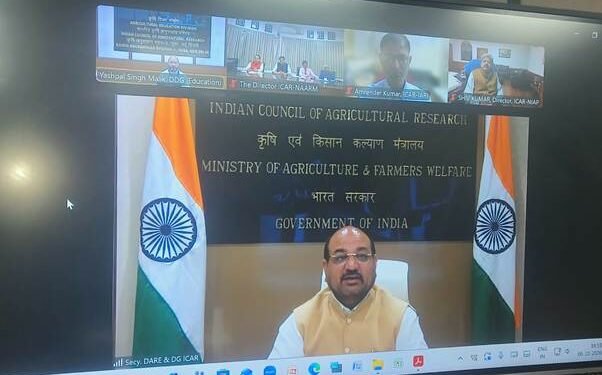ICAR में Mission Karmayogi को मिलेगी रफ्तार, वैज्ञानिकों और कर्मचारियों के लिए विषय-विशिष्ट ऑनलाइन कोर्स पर जोर आईजीओटी कर्मयोगी प्लेटफॉर्म पर नियमित Learning अनिवार्य करने की पहल, डॉ. एम. एल. जाट ने ICAR संस्थानों को समय पर पाठ्यक्रम तैयार करने और अपलोड करने के दिए निर्देश नई दिल्ली, 7 अक्टूबर 2026: भारतीय कृषि अनुसंधान परिषद (ICAR) ने अपने संस्थानों में कर्मचारियों की Professional Skills, कार्यक्षमता और तकनीकी दक्षता बढ़ाने के लिए डिजिटल प्रशिक्षण व्यवस्था को मजबूत करने की दिशा में कदम उठाया है। इसी उद्देश्य से ICAR के कृषि शिक्षा प्रभाग ने आईजीओटी कर्मयोगी (iGOT Karmayogi) प्लेटफॉर्म के लिए विषय-विशिष्ट पाठ्यक्रमों के विकास और डिजिटलीकरण की प्रगति की समीक्षा की। इस संबंध में 7 अक्टूबर 2026 को एक ऑनलाइन बैठक आयोजित की गई, जिसकी अध्यक्षता कृषि अनुसंधान एवं शिक्षा विभाग (DARE) के सचिव और ICAR के महानिदेशक डॉ. एम. एल. जाट ने की। बैठक में ICAR संस्थानों द्वारा तैयार किए जा रहे विषय-विशिष्ट पाठ्यक्रमों की स्थिति, उनकी गुणवत्ता, निर्धारित समयसीमा और डिजिटल प्लेटफॉर्म पर अपलोड करने की प्रक्रिया पर चर्चा की गई। डॉ. एम. एल. जाट ने सभी संस्थानों को निर्देश दिया कि वे तय दिशा-निर्देशों के अनुसार उच्च गुणवत्ता वाले पाठ्यक्रम तैयार करें। इन्हें आंतरिक समीक्षा के बाद समय पर iGOT Karmayogi प्लेटफॉर्म पर अपलोड किया जाए, ताकि कर्मचारियों को नियमित रूप से प्रशिक्षण और सीखने के अवसर मिल सकें। इस पहल का उद्देश्य केवल ऑनलाइन कोर्स की संख्या बढ़ाना नहीं, बल्कि कृषि अनुसंधान और शिक्षा से जुड़े कर्मचारियों के लिए व्यवस्थित, उपयोगी और निरंतर Learning Ecosystem विकसित करना है। इससे संस्थानों में क्षमता निर्माण को बढ़ावा देने और मिशन कर्मयोगी के उद्देश्यों को आगे बढ़ाने में मदद मिल सकती है। ICAR कर्मचारियों के लिए नियमित Learning पर विशेष जोर बैठक को संबोधित करते हुए डॉ. एम. एल. जाट ने कहा कि सभी ICAR संस्थानों को पाठ्यक्रम विकास और डिजिटलीकरण के कार्य को निर्धारित समयसीमा में पूरा करना चाहिए। उन्होंने स्पष्ट किया कि पाठ्यक्रमों को अपलोड करने से पहले उनकी उचित आंतरिक समीक्षा की जानी चाहिए, ताकि सामग्री की गुणवत्ता और निर्धारित मानकों का पालन सुनिश्चित हो सके। उन्होंने ICAR के सभी कर्मचारियों को iGOT Karmayogi प्लेटफॉर्म पर नियमित रूप से कम से कम दो घंटे Learning करने पर भी जोर दिया। इसके लिए संस्थानों को सक्रिय भागीदारी सुनिश्चित करने और निर्धारित Learning Hours तथा Course Upload Targets को समय पर पूरा करने की आवश्यकता बताई गई। डिजिटल प्रशिक्षण व्यवस्था में नियमित भागीदारी कर्मचारियों को अपने कार्यक्षेत्र से संबंधित नई जानकारियां हासिल करने, Professional Competencies विकसित करने और कार्य प्रक्रियाओं को बेहतर समझने में सहायता कर सकती है। कृषि अनुसंधान जैसे तकनीकी क्षेत्र में यह विशेष रूप से महत्वपूर्ण है, जहां वैज्ञानिक ज्ञान, प्रशासनिक प्रक्रियाओं और डिजिटल तकनीकों में लगातार बदलाव होते रहते हैं। हालांकि, ऑनलाइन प्रशिक्षण की प्रभावशीलता इस बात पर भी निर्भर करती है कि पाठ्यक्रम कर्मचारियों की वास्तविक जरूरतों के अनुरूप हों, उनकी सामग्री व्यावहारिक हो और प्राप्त ज्ञान का उपयोग कार्यस्थल पर किया जा सके। क्या है iGOT Karmayogi प्लेटफॉर्म? iGOT Karmayogi केंद्र सरकार के कर्मचारियों के लिए विकसित एक डिजिटल Learning Platform है, जिसका उद्देश्य क्षमता निर्माण को अधिक व्यवस्थित, सुलभ और निरंतर बनाना है। यह मिशन कर्मयोगी के अंतर्गत सरकारी कर्मचारियों को उनके कार्य, जिम्मेदारियों और व्यावसायिक जरूरतों के अनुसार प्रशिक्षण प्राप्त करने का अवसर प्रदान करता है। इस तरह के डिजिटल प्लेटफॉर्म के माध्यम से कर्मचारियों को अपनी सुविधा के अनुसार विभिन्न विषयों पर अध्ययन करने और नई दक्षताएं विकसित करने में मदद मिल सकती है। पारंपरिक प्रशिक्षण व्यवस्था में जहां कर्मचारियों को निर्धारित स्थान और समय पर उपस्थित होना पड़ता है, वहीं ऑनलाइन Learning से प्रशिक्षण सामग्री तक पहुंच अधिक लचीली हो सकती है। ICAR जैसे बड़े अनुसंधान नेटवर्क में इस प्रकार की व्यवस्था का विशेष महत्व है। परिषद के अंतर्गत विभिन्न संस्थान कृषि विज्ञान, फसल सुधार, पशुपालन, कृषि शिक्षा, जैव प्रौद्योगिकी और अन्य संबंधित क्षेत्रों में काम करते हैं। इन संस्थानों में कार्यरत कर्मचारियों की जरूरतें और विशेषज्ञता अलग-अलग हो सकती हैं। ऐसे में विषय-विशिष्ट पाठ्यक्रम विकसित करने से कर्मचारियों को उनके कार्यक्षेत्र से संबंधित ज्ञान और कौशल हासिल करने के अवसर उपलब्ध कराए जा सकते हैं। इसके लिए जरूरी है कि पाठ्यक्रमों की विषयवस्तु प्रासंगिक हो, उन्हें सरल डिजिटल प्रारूप में प्रस्तुत किया जाए और समय-समय पर उनकी समीक्षा की जाए। विषय-विशिष्ट पाठ्यक्रमों की गुणवत्ता सुनिश्चित करने के निर्देश ICAR की समीक्षा बैठक में पाठ्यक्रम विकास के साथ-साथ उनकी गुणवत्ता सुनिश्चित करने पर विशेष ध्यान दिया गया। डॉ. एम. एल. जाट ने संस्थानों को निर्देश दिया कि वे निर्धारित दिशा-निर्देशों का पालन करते हुए पाठ्यक्रम तैयार करें और उन्हें अपलोड करने से पहले उचित Internal Review प्रक्रिया पूरी करें। इस प्रक्रिया का उद्देश्य यह सुनिश्चित करना है कि प्रशिक्षण सामग्री स्पष्ट, उपयोगी और संबंधित विषय के अनुरूप हो। डिजिटल पाठ्यक्रम तैयार करते समय केवल जानकारी को ऑनलाइन उपलब्ध कराना पर्याप्त नहीं होता। सामग्री को इस तरह व्यवस्थित करना भी आवश्यक है कि कर्मचारी उसे आसानी से समझ सकें और अपने काम में उपयोग कर सकें। विषय-विशिष्ट पाठ्यक्रमों के विकास में विशेषज्ञों की भागीदारी, सही तथ्यों का उपयोग, स्पष्ट Learning Objectives और व्यवस्थित प्रस्तुति महत्वपूर्ण भूमिका निभाते हैं। इसके साथ ही पाठ्यक्रमों को निर्धारित समयसीमा में पूरा करना भी जरूरी है, ताकि प्रशिक्षण कार्यक्रमों के लक्ष्य प्रभावित न हों। बैठक में इस बात पर जोर दिया गया कि सभी ICAR संस्थान अपनी जिम्मेदारियों को गंभीरता से लें और निर्धारित Course Upload Targets को पूरा करने के लिए समयबद्ध कार्रवाई करें। कृषि अनुसंधान संस्थानों में क्षमता निर्माण को मिलेगी मजबूती कृषि अनुसंधान और शिक्षा के क्षेत्र में लगातार नए वैज्ञानिक तरीकों, तकनीकों और कार्य प्रणालियों का विकास हो रहा है। ऐसे में कर्मचारियों की क्षमताओं को समय के साथ विकसित करना संस्थानों की कार्यक्षमता बनाए रखने के लिए महत्वपूर्ण है। Capacity Building यानी क्षमता निर्माण का उद्देश्य कर्मचारियों के ज्ञान, कौशल और कार्य निष्पादन की क्षमता को बेहतर बनाना है। इसके अंतर्गत विषय से जुड़ी जानकारी के साथ-साथ डिजिटल दक्षता, प्रशासनिक कार्यप्रणाली, प्रबंधन और अन्य आवश्यक व्यावसायिक कौशल भी शामिल हो सकते हैं। ICAR के संदर्भ में विषय-विशिष्ट ऑनलाइन पाठ्यक्रम संस्थानों को प्रशिक्षण गतिविधियों को व्यवस्थित करने का अवसर दे सकते हैं। डिजिटल माध्यम से तैयार सामग्री को व्यापक स्तर पर उपलब्ध कराया जा सकता है, जिससे विभिन्न संस्थानों के कर्मचारियों को समान विषयों पर प्रशिक्षण प्राप्त करने में सुविधा हो सकती है। इसके अतिरिक्त, नियमित Learning से कर्मचारियों को अपनी विशेषज्ञता को अपडेट रखने और बदलती कार्य आवश्यकताओं के अनुरूप स्वयं को तैयार करने में मदद मिल सकती है। इसके लिए संस्थानों को यह भी सुनिश्चित करना होगा कि प्रशिक्षण सामग्री केवल औपचारिक प्रक्रिया बनकर न रह जाए, बल्कि कर्मचारियों के वास्तविक कार्यों से जुड़ी हो। डॉ. यशपाल सिंह मलिक ने समय पर कार्रवाई की आवश्यकता बताई बैठक की शुरुआत में ICAR के उप महानिदेशक (कृषि शिक्षा) डॉ. यशपाल सिंह मलिक ने मिशन कर्मयोगी के अंतर्गत परिषद के प्रदर्शन को बेहतर बनाने के लिए सभी ICAR संस्थानों द्वारा समय पर कार्रवाई करने की आवश्यकता पर प्रकाश डाला। उन्होंने कहा कि निर्धारित लक्ष्यों को पूरा करने और राष्ट्रीय स्तर पर ICAR की रैंकिंग में सुधार लाने के लिए संस्थानों की सक्रिय भागीदारी महत्वपूर्ण है। इसके लिए पाठ्यक्रम विकास, डिजिटलीकरण और नियमित Learning से संबंधित कार्यों को प्राथमिकता देने की जरूरत है। किसी बड़े संस्थागत नेटवर्क में प्रशिक्षण कार्यक्रमों को प्रभावी बनाने के लिए केवल केंद्रीय स्तर पर दिशा-निर्देश जारी करना पर्याप्त नहीं होता। संबंधित संस्थानों को अपनी जिम्मेदारियों के अनुसार कार्य करना, प्रगति की समीक्षा करना और निर्धारित लक्ष्यों को समय पर पूरा करना भी आवश्यक होता है। इस दृष्टि से बैठक में संस्थानों की भागीदारी और समयबद्ध कार्य निष्पादन को महत्व दिया गया। नियमित समीक्षा से पाठ्यक्रम विकास की प्रगति पर नजर रखने और निर्धारित लक्ष्यों को पूरा करने में आने वाली संभावित बाधाओं को पहचानने में सहायता मिल सकती है। कर्मयोगी भारत के विशेषज्ञ ने समझाई पाठ्यक्रम डिजिटलीकरण की प्रक्रिया बैठक के दौरान कर्मयोगी भारत के विशेषज्ञ श्री अश्विन ने प्रतिभागियों को पाठ्यक्रम सामग्री विकसित करने और उसे डिजिटल प्लेटफॉर्म पर अपलोड करने की प्रक्रिया के बारे में जानकारी दी। उन्होंने पाठ्यक्रम विकास के लिए उपलब्ध सूचीबद्ध एजेंसियों के बारे में भी बताया। इसके साथ ही उन्होंने गुणवत्तापूर्ण विषय-विशिष्ट Learning Material तैयार करने और उसे प्लेटफॉर्म पर अपलोड करने से संबंधित तकनीकी सुझाव साझा किए। पाठ्यक्रमों का डिजिटलीकरण ऑनलाइन प्रशिक्षण व्यवस्था का एक महत्वपूर्ण हिस्सा है। इसके अंतर्गत प्रशिक्षण सामग्री को डिजिटल प्रारूप में तैयार करना, उसे उपयुक्त ढंग से व्यवस्थित करना और संबंधित प्लेटफॉर्म पर उपलब्ध कराना शामिल है। इस प्रक्रिया में तकनीकी मानकों तथा सामग्री की गुणवत्ता का ध्यान रखना आवश्यक होता है। बैठक में दी गई जानकारी का उद्देश्य ICAR संस्थानों को पाठ्यक्रम विकास और अपलोड प्रक्रिया में सहायता प्रदान करना था, ताकि वे निर्धारित दिशा-निर्देशों के अनुरूप अपना कार्य पूरा कर सकें। Mission Karmayogi के तहत संस्थागत जवाबदेही पर जोर मिशन कर्मयोगी का व्यापक उद्देश्य सरकारी कर्मचारियों की क्षमताओं को मजबूत करना और सरकारी कार्यप्रणाली को अधिक दक्ष, जवाबदेह तथा नागरिक-केंद्रित बनाने में सहायता करना है। इस संदर्भ में डिजिटल Learning और नियमित प्रशिक्षण को महत्वपूर्ण माध्यम माना जाता है। ICAR में इस पहल के अंतर्गत विषय-विशिष्ट पाठ्यक्रमों का विकास कृषि अनुसंधान और शिक्षा से जुड़े कर्मचारियों के लिए उपयोगी हो सकता है। हालांकि, इसके लिए प्रशिक्षण की गुणवत्ता, कर्मचारियों की भागीदारी और पाठ्यक्रमों की समय पर उपलब्धता के बीच संतुलन बनाए रखना जरूरी है। संस्थागत स्तर पर नियमित समीक्षा, जिम्मेदारियों का स्पष्ट निर्धारण और निर्धारित समयसीमा का पालन प्रशिक्षण व्यवस्था को प्रभावी बनाने में योगदान दे सकते हैं। इसके साथ ही पाठ्यक्रमों की उपयोगिता का आकलन करना भी महत्वपूर्ण होगा, ताकि यह समझा जा सके कि प्रशिक्षण से कर्मचारियों के ज्ञान और कार्य निष्पादन में किस प्रकार सुधार हो रहा है। बैठक के समापन पर पाठ्यक्रम विकास और डिजिटलीकरण में तेजी लाने, आंतरिक समीक्षा के माध्यम से गुणवत्ता सुनिश्चित करने, निर्धारित Learning Hours पूरे करने और समयसीमा के भीतर पाठ्यक्रम अपलोड करने के निर्देश दोहराए गए। निष्कर्ष: डिजिटल प्रशिक्षण से मजबूत होगी ICAR की कार्यक्षमता ICAR की यह समीक्षा बैठक कृषि अनुसंधान एवं शिक्षा से जुड़े संस्थानों में डिजिटल प्रशिक्षण और क्षमता निर्माण को मजबूत करने की दिशा में एक महत्वपूर्ण प्रशासनिक पहल है। iGOT Karmayogi प्लेटफॉर्म पर विषय-विशिष्ट पाठ्यक्रमों का विकास और नियमित Learning कर्मचारियों को अपने ज्ञान तथा व्यावसायिक कौशल को बेहतर बनाने के अवसर प्रदान कर सकता है। डॉ. एम. एल. जाट द्वारा नियमित रूप से कम से कम दो घंटे Learning करने और पाठ्यक्रमों को निर्धारित समयसीमा में अपलोड करने पर दिया गया जोर इस पहल के कार्यान्वयन को महत्व देता है। वहीं, डॉ. यशपाल सिंह मलिक और कर्मयोगी भारत के विशेषज्ञ द्वारा साझा किए गए निर्देश तथा तकनीकी सुझाव संस्थानों को इस प्रक्रिया में सहायता प्रदान करने के उद्देश्य से दिए गए। आगे इस पहल की सफलता पाठ्यक्रमों की गुणवत्ता, संस्थानों की सक्रिय भागीदारी और प्रशिक्षण से प्राप्त ज्ञान के व्यावहारिक उपयोग पर निर्भर करेगी। यदि डिजिटल Learning को कर्मचारियों की वास्तविक जरूरतों के साथ जोड़ा जाता है, तो इससे ICAR की संस्थागत क्षमता मजबूत करने और कृषि अनुसंधान एवं शिक्षा से जुड़े कार्यों को अधिक प्रभावी बनाने में मदद मिल सकती है।