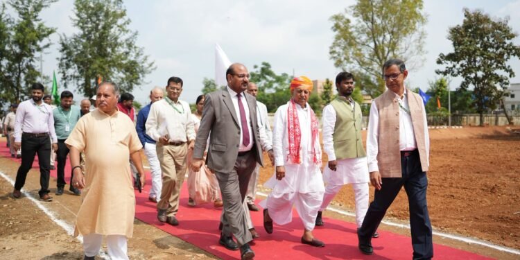 कृषि अनुसंधान, आधुनिक कृषि तकनीकों और किसानों की आय बढ़ाने के उद्देश्य से केंद्रीय कृषि एवं किसान कल्याण राज्य मंत्री श्री भागीरथ चौधरी तथा कृषि अनुसंधान एवं शिक्षा विभाग (DARE) के सचिव एवं भारतीय कृषि अनुसंधान परिषद (ICAR) के महानिदेशक डॉ. एम. एल. जाट ने रांची स्थित भारतीय कृषि जैव प्रौद्योगिकी संस्थान (ICAR-IIAB) की प्रमुख अनुसंधान, प्रशिक्षण और प्रदर्शन सुविधाओं का दौरा किया। इस दौरान उन्होंने संस्थान में विकसित की जा रही कृषि प्रौद्योगिकियों, पशुधन सुधार से जुड़ी तकनीकों, फसल अनुसंधान और एकीकृत कृषि प्रणाली की गतिविधियों का अवलोकन किया। दौरे का प्रमुख उद्देश्य कृषि अनुसंधान को प्रयोगशालाओं तक सीमित रखने के बजाय उसे खेतों और किसानों तक पहुंचाने, आधुनिक तकनीकों के व्यावहारिक उपयोग को बढ़ावा देने तथा झारखंड सहित देश के अन्य कृषि क्षेत्रों में टिकाऊ और लाभकारी कृषि प्रणालियों को प्रोत्साहित करने के प्रयासों को समझना रहा। विभिन्न अनुसंधान एवं प्रदर्शन इकाइयों के निरीक्षण के दौरान कृषि उत्पादन बढ़ाने, उपलब्ध संसाधनों का बेहतर उपयोग करने और खेती से जुड़े विविध क्षेत्रों के बीच समन्वय स्थापित करने की संभावनाओं पर ध्यान केंद्रित किया गया। डेयरी फार्म में पशुधन सुधार और भ्रूण प्रत्यारोपण तकनीक की जानकारी दौरे के दौरान केंद्रीय कृषि एवं किसान कल्याण राज्य मंत्री श्री भागीरथ चौधरी और डॉ. एम. एल. जाट ने संस्थान के डेयरी फार्म का निरीक्षण किया। यहां उन्हें पशुधन की आनुवंशिक गुणवत्ता में सुधार, बेहतर नस्लों के विकास तथा आधुनिक प्रजनन तकनीकों के माध्यम से पशुधन की उत्पादकता बढ़ाने से संबंधित गतिविधियों की जानकारी दी गई। डेयरी फार्म में अधिकारियों को भ्रूण प्रत्यारोपण तकनीक (Embryo Transfer Technology) के बारे में विस्तार से अवगत कराया गया। यह तकनीक पशुधन के आनुवंशिक सुधार की दिशा में महत्वपूर्ण मानी जाती है। इसके माध्यम से उच्च आनुवंशिक क्षमता वाले पशुओं से प्राप्त भ्रूणों को उपयुक्त मादा पशुओं में स्थानांतरित करके बेहतर आनुवंशिक गुणों वाली संतानों के उत्पादन की संभावनाएं बढ़ाई जा सकती हैं। भारत में डेयरी क्षेत्र ग्रामीण अर्थव्यवस्था का एक महत्वपूर्ण हिस्सा है। विशेष रूप से झारखंड जैसे राज्यों में छोटे और सीमांत किसानों के लिए पशुपालन कृषि आय का अतिरिक्त स्रोत उपलब्ध कराता है। ऐसे में पशुधन की गुणवत्ता में सुधार, संतुलित पशु पोषण, वैज्ञानिक प्रजनन और बेहतर प्रबंधन पद्धतियों का प्रसार किसानों की आर्थिक स्थिति मजबूत करने में सहायक हो सकता है। आधुनिक प्रजनन तकनीकों का प्रभावी उपयोग केवल बेहतर नस्लों के विकास तक सीमित नहीं है। इनके साथ पशुओं के स्वास्थ्य, प्रजनन क्षमता, आहार प्रबंधन, रोग नियंत्रण और स्थानीय जलवायु के अनुकूल पशुधन के चयन पर भी ध्यान देना आवश्यक है। वैज्ञानिक पद्धतियों के समन्वित उपयोग से डेयरी उत्पादन की दक्षता बढ़ाने और पशुपालकों के लिए अधिक टिकाऊ आजीविका के अवसर विकसित करने में मदद मिल सकती है। इस संदर्भ में संस्थान की डेयरी संबंधी अनुसंधान एवं प्रदर्शन गतिविधियां वैज्ञानिक ज्ञान और उसके व्यावहारिक उपयोग के बीच संबंध स्थापित करने की दिशा में महत्वपूर्ण हैं। फसल अनुसंधान एवं प्रशिक्षण केंद्र की गतिविधियों की समीक्षा इसके बाद प्रतिनिधिमंडल ने संस्थान के क्रॉप रिसर्च एंड ट्रेनिंग सेंटर यानी फसल अनुसंधान एवं प्रशिक्षण केंद्र का दौरा किया। यहां उन्होंने फसल अनुसंधान, कृषि प्रशिक्षण और उन्नत कृषि पद्धतियों के विकास एवं प्रसार से संबंधित गतिविधियों की समीक्षा की। फसल अनुसंधान का उद्देश्य कृषि उत्पादन की चुनौतियों का वैज्ञानिक समाधान विकसित करना और किसानों को ऐसी तकनीकों से परिचित कराना है, जिनका उपयोग वे अपनी स्थानीय परिस्थितियों के अनुरूप कर सकें। बदलती जलवायु, अनियमित वर्षा, मिट्टी की उर्वरता में कमी, उत्पादन लागत में वृद्धि और बाजार की अनिश्चितताओं के बीच किसानों के लिए वैज्ञानिक जानकारी और व्यावहारिक प्रशिक्षण का महत्व लगातार बढ़ रहा है। फसल अनुसंधान एवं प्रशिक्षण केंद्र जैसे संस्थान किसानों, कृषि वैज्ञानिकों, कृषि विस्तार कार्यकर्ताओं और अन्य हितधारकों के बीच ज्ञान के आदान-प्रदान का माध्यम बन सकते हैं। यहां विकसित या प्रदर्शित तकनीकों के माध्यम से फसल उत्पादन, कृषि संसाधनों के कुशल उपयोग, फसल प्रबंधन और खेती की लागत को नियंत्रित करने से जुड़े विषयों पर जागरूकता बढ़ाई जा सकती है। झारखंड की कृषि परिस्थितियों को देखते हुए फसल विविधीकरण, स्थानीय संसाधनों के अनुरूप खेती, जल संरक्षण, मृदा स्वास्थ्य और कृषि आधारित आजीविका के विविध विकल्प विशेष महत्व रखते हैं। राज्य के अनेक क्षेत्रों में खेती वर्षा पर निर्भर है। ऐसे में स्थानीय परिस्थितियों के अनुकूल फसल प्रणालियों और वैज्ञानिक कृषि पद्धतियों का प्रसार किसानों के जोखिम को कम करने में सहायक हो सकता है। इस प्रकार के अनुसंधान और प्रशिक्षण कार्यक्रमों की सफलता इस बात पर भी निर्भर करती है कि किसानों को दी जाने वाली तकनीकी जानकारी कितनी सरल, व्यावहारिक और उनकी वास्तविक जरूरतों के अनुरूप है। खेतों पर प्रदर्शन, प्रशिक्षण, वैज्ञानिकों के साथ संवाद और स्थानीय स्तर पर तकनीकी मार्गदर्शन इस प्रक्रिया को अधिक प्रभावी बना सकते हैं। आधुनिक प्रजनन सुविधाओं का अवलोकन प्रतिनिधिमंडल ने संस्थान की आधुनिक प्रजनन संबंधी सुविधाओं का भी अवलोकन किया। इस दौरान उन्नत प्रजनन तकनीकों और कृषि अनुसंधान को आगे बढ़ाने के लिए विकसित की जा रही सुविधाओं के महत्व पर ध्यान दिया गया। आधुनिक कृषि में प्रजनन तकनीकों की भूमिका फसलों और पशुधन, दोनों के सुधार में महत्वपूर्ण है। फसल प्रजनन के माध्यम से बेहतर उत्पादन क्षमता, रोगों एवं कीटों के प्रति सहनशीलता, प्रतिकूल मौसम में बेहतर प्रदर्शन और विभिन्न कृषि परिस्थितियों के अनुकूल किस्मों के विकास की दिशा में काम किया जाता है। वहीं पशुधन प्रजनन का उद्देश्य आनुवंशिक गुणों में सुधार और उत्पादकता बढ़ाने के साथ पशुओं के स्वास्थ्य तथा अनुकूलन क्षमता को बेहतर बनाना है। अनुसंधान सुविधाओं का विकास वैज्ञानिकों को व्यवस्थित अध्ययन, तकनीकों के परीक्षण और उनके संभावित उपयोग का मूल्यांकन करने में मदद करता है। हालांकि, किसी भी नई तकनीक का किसानों तक विस्तार करने से पहले उसकी प्रभावशीलता, लागत, स्थानीय परिस्थितियों में उपयोगिता और दीर्घकालिक लाभों का आकलन महत्वपूर्ण होता है। विशेष रूप से छोटे और सीमांत किसानों के लिए ऐसी तकनीकें अधिक उपयोगी होती हैं, जिन्हें अपनाने की लागत उनकी आर्थिक क्षमता के अनुरूप हो और जिनसे वास्तविक उत्पादन या आय संबंधी लाभ मिलने की संभावना हो। इसलिए अनुसंधान संस्थानों, कृषि विश्वविद्यालयों, कृषि विज्ञान केंद्रों और राज्य के कृषि विभागों के बीच समन्वय कृषि नवाचारों के प्रभावी प्रसार में महत्वपूर्ण भूमिका निभा सकता है। एकीकृत कृषि प्रणाली इकाई में किसानों से संवाद दौरे का एक महत्वपूर्ण हिस्सा संस्थान की एकीकृत कृषि प्रणाली (Integrated Farming System—IFS) इकाई का निरीक्षण रहा। यहां प्रतिनिधिमंडल ने किसानों के साथ बातचीत की और फसल विविधीकरण, पशुपालन, डेयरी तथा अन्य कृषि गतिविधियों को एक साथ अपनाने की संभावनाओं के बारे में जानकारी प्राप्त की। एकीकृत कृषि प्रणाली ऐसी व्यवस्था है, जिसमें किसान अपनी जमीन, पानी, श्रम और अन्य उपलब्ध संसाधनों का उपयोग करते हुए एक से अधिक कृषि गतिविधियों को परस्पर जोड़ते हैं। इसका उद्देश्य केवल एक फसल पर निर्भरता कम करना ही नहीं, बल्कि कृषि संसाधनों की दक्षता बढ़ाना, उत्पादन प्रणाली को अधिक संतुलित बनाना और परिवार की आय के विविध स्रोत विकसित करना भी है। उदाहरण के लिए, किसी उपयुक्त कृषि मॉडल में फसल उत्पादन के साथ डेयरी या अन्य पशुपालन गतिविधियां शामिल की जा सकती हैं। फसल अवशेषों का उपयोग पशुओं के चारे के रूप में और पशुओं से प्राप्त गोबर का उपयोग खाद तैयार करने में किया जा सकता है। इससे उपलब्ध संसाधनों का पुनः उपयोग बढ़ सकता है और बाहरी कृषि निवेशों पर निर्भरता कुछ हद तक कम करने की संभावना बनती है। इसी तरह, स्थानीय परिस्थितियों और संसाधनों के अनुसार बागवानी, सब्जी उत्पादन, मछली पालन या अन्य कृषि आधारित गतिविधियों को भी कृषि प्रणाली का हिस्सा बनाया जा सकता है। हालांकि, प्रत्येक गतिविधि का चयन किसान की जमीन, पानी की उपलब्धता, श्रम, पूंजी, तकनीकी जानकारी और स्थानीय बाजार की मांग को ध्यान में रखकर किया जाना चाहिए। झारखंड में छोटे जोत आकार वाले किसानों के लिए एकीकृत कृषि प्रणाली विशेष उपयोगिता रख सकती है। यदि स्थानीय संसाधनों और बाजार की परिस्थितियों के अनुरूप गतिविधियों का चयन किया जाए, तो किसान अलग-अलग समय पर आय प्राप्त करने के अवसर विकसित कर सकते हैं। इससे किसी एक फसल की विफलता या बाजार मूल्य में गिरावट के कारण होने वाले जोखिम को कम करने में भी मदद मिल सकती है। हालांकि, एकीकृत कृषि प्रणाली के परिणाम सभी किसानों के लिए समान नहीं होते। इसके लाभों का निर्धारण स्थानीय कृषि-जलवायु परिस्थितियों, उत्पादन लागत, बाजार तक पहुंच और गतिविधियों के वैज्ञानिक प्रबंधन से होता है। इसलिए किसानों को मॉडल अपनाने से पहले तकनीकी मार्गदर्शन, लागत-लाभ का आकलन और स्थानीय स्तर पर उपलब्ध संसाधनों का मूल्यांकन करना चाहिए। एकीकृत कृषि प्रणाली इकाई में किसानों के साथ संवाद का महत्व इसी बात में है कि अनुसंधान और तकनीकी जानकारी को किसानों की वास्तविक जरूरतों के साथ जोड़ा जा सके। किसानों के अनुभवों और उनकी समस्याओं को समझकर अनुसंधान संस्थान अधिक उपयोगी तकनीकी समाधान विकसित करने की दिशा में काम कर सकते हैं। टिकाऊ कृषि और किसानों की आय बढ़ाने की दिशा में अनुसंधान इस दौरे के दौरान सामने आए प्रमुख विषयों में कृषि अनुसंधान का व्यावहारिक उपयोग, आधुनिक तकनीकों का प्रसार, फसल एवं पशुधन उत्पादन प्रणालियों का बेहतर समन्वय और किसानों के लिए टिकाऊ आजीविका के अवसर शामिल रहे। आज भारतीय कृषि कई चुनौतियों का सामना कर रही है। जलवायु परिवर्तन, वर्षा के बदलते स्वरूप, उत्पादन लागत, मिट्टी के स्वास्थ्य, जल संसाधनों पर दबाव और कृषि उत्पादों के बाजार मूल्य में उतार-चढ़ाव किसानों की निर्णय प्रक्रिया को प्रभावित करते हैं। इन चुनौतियों से निपटने के लिए केवल उत्पादन बढ़ाना पर्याप्त नहीं है। कृषि प्रणाली को अधिक संसाधन-कुशल, जलवायु-अनुकूल और आर्थिक रूप से व्यवहार्य बनाना भी आवश्यक है। इस दिशा में वैज्ञानिक अनुसंधान, प्रशिक्षण और कृषि प्रौद्योगिकियों का प्रसार महत्वपूर्ण भूमिका निभाते हैं। बेहतर कृषि प्रबंधन, फसल विविधीकरण, पशुधन सुधार और एकीकृत कृषि मॉडल किसानों को उपलब्ध संसाधनों के अनुसार खेती की योजना बनाने में मदद कर सकते हैं। कृषि अनुसंधान संस्थानों की जिम्मेदारी केवल नई तकनीकों का विकास करना नहीं है, बल्कि यह सुनिश्चित करने में भी योगदान देना है कि किसानों को उनके उपयोग, सीमाओं, लागत और संभावित लाभों की स्पष्ट जानकारी मिले। कृषि विस्तार सेवाओं, प्रशिक्षण कार्यक्रमों, खेतों पर प्रदर्शन और किसान संवाद के माध्यम से इस दिशा में बेहतर परिणाम प्राप्त किए जा सकते हैं। झारखंड जैसे राज्यों में अनुसंधान को स्थानीय परिस्थितियों से जोड़ना विशेष महत्व रखता है। यहां की भौगोलिक विविधता, वर्षा आधारित खेती, छोटे कृषि जोत और ग्रामीण परिवारों की आजीविका संबंधी जरूरतों को ध्यान में रखते हुए कृषि मॉडल विकसित करना आवश्यक है। ऐसे मॉडल किसानों की आय के स्रोतों को विविध बनाने, उपलब्ध संसाधनों का बेहतर उपयोग करने और कृषि गतिविधियों की स्थिरता बढ़ाने में योगदान दे सकते हैं। झारखंड में पौधरोपण अभियान और प्रगतिशील किसानों से संवाद संस्थान के दौरे से जुड़ी गतिविधियों में आईसीएआर संस्थानों और सरकारी एजेंसियों की भागीदारी के साथ पौधरोपण अभियान तथा प्रगतिशील किसानों के साथ संवाद भी शामिल रहा। इन गतिविधियों का महत्व कृषि विकास को पर्यावरण संरक्षण और किसानों के व्यावहारिक अनुभवों से जोड़ने में है। पौधरोपण और वृक्ष आधारित कृषि गतिविधियां उपयुक्त स्थानों एवं प्रजातियों के चयन के साथ अपनाई जाएं, तो वे दीर्घकाल में पर्यावरणीय संतुलन, मिट्टी संरक्षण और ग्रामीण क्षेत्रों में अतिरिक्त संसाधन विकसित करने में योगदान दे सकती हैं। कृषि वानिकी जैसे मॉडल कुछ परिस्थितियों में खेतों की उत्पादकता और किसानों की आय के विविधीकरण के अवसर भी उपलब्ध करा सकते हैं। हालांकि, पौधरोपण की सफलता केवल पौधे लगाने तक सीमित नहीं है। पौधों की प्रजातियों का स्थानीय जलवायु के अनुरूप चयन, सिंचाई, सुरक्षा और शुरुआती वर्षों में देखभाल जैसे पहलुओं पर ध्यान देना जरूरी है। स्थानीय समुदायों की भागीदारी और संबंधित विभागों के बीच समन्वय से ऐसे प्रयास अधिक प्रभावी बन सकते हैं। प्रगतिशील किसानों के साथ संवाद भी कृषि अनुसंधान की प्रक्रिया का एक महत्वपूर्ण हिस्सा है। किसान अपने खेतों में मौसम, मिट्टी, कीट-रोग, उत्पादन लागत, श्रम और बाजार से जुड़ी समस्याओं का प्रत्यक्ष अनुभव रखते हैं। इन अनुभवों को वैज्ञानिक अनुसंधान से जोड़ने पर ऐसी तकनीकों की पहचान और प्रसार में मदद मिल सकती है, जो स्थानीय जरूरतों के अनुरूप हों। किसानों और वैज्ञानिकों के बीच नियमित संवाद से तकनीकों के उपयोग में आने वाली व्यावहारिक बाधाओं को समझना, प्रशिक्षण की जरूरतों की पहचान करना और उपलब्ध कृषि संसाधनों के बेहतर उपयोग के उपाय विकसित करना संभव होता है। अनुसंधान से खेत तक तकनीक पहुंचाने पर जोर ICAR-IIAB रांची की अनुसंधान एवं प्रदर्शन सुविधाओं का यह दौरा कृषि अनुसंधान, पशुधन सुधार, फसल प्रबंधन, एकीकृत कृषि प्रणाली और पर्यावरणीय पहलुओं को एक साथ देखने का अवसर रहा। डेयरी फार्म में आधुनिक प्रजनन तकनीकों की जानकारी, फसल अनुसंधान एवं प्रशिक्षण केंद्र की गतिविधियों की समीक्षा, आधुनिक प्रजनन सुविधाओं का अवलोकन और एकीकृत कृषि प्रणाली इकाई में किसानों से संवाद ने कृषि विकास के विभिन्न पहलुओं को रेखांकित किया। कृषि क्षेत्र में अनुसंधान का वास्तविक प्रभाव तब अधिक व्यापक हो सकता है, जब विकसित तकनीकों को किसानों की जरूरतों, आर्थिक परिस्थितियों और स्थानीय कृषि-जलवायु के अनुरूप उपयोग में लाया जाए। इसके लिए अनुसंधान संस्थानों, सरकारी विभागों, कृषि विस्तार एजेंसियों और किसानों के बीच मजबूत समन्वय आवश्यक है। झारखंड में टिकाऊ कृषि को बढ़ावा देने के लिए फसल और पशुधन आधारित गतिविधियों का समन्वय, स्थानीय परिस्थितियों के अनुरूप तकनीकों का चयन, कृषि प्रशिक्षण और किसानों के अनुभवों का उपयोग महत्वपूर्ण कदम हो सकते हैं। साथ ही, किसी भी नई तकनीक या कृषि मॉडल को व्यापक स्तर पर अपनाने से पहले उसकी व्यवहार्यता और लागत-लाभ का मूल्यांकन करना भी आवश्यक है। कुल मिलाकर, ICAR-IIAB रांची की सुविधाओं का दौरा वैज्ञानिक अनुसंधान को व्यावहारिक कृषि से जोड़ने और किसानों के लिए उपयोगी तकनीकों के प्रसार के महत्व को सामने लाता है। ऐसे प्रयास कृषि उत्पादन की दक्षता बढ़ाने, संसाधनों के बेहतर उपयोग और ग्रामीण आजीविका को मजबूत करने की दिशा में योगदान दे सकते हैं। किसानों की सक्रिय भागीदारी, वैज्ञानिक मार्गदर्शन और संस्थागत समन्वय के माध्यम से इन पहलों को अधिक प्रभावी बनाया जा सकता है।