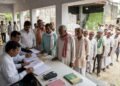 अमेठी के इफको केंद्र पर खाद वितरण व्यवस्था की जांच करते अधिकारी