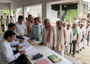 अमेठी के इफको केंद्र पर खाद वितरण व्यवस्था की जांच करते अधिकारी