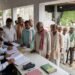 अमेठी के इफको केंद्र पर खाद वितरण व्यवस्था की जांच करते अधिकारी