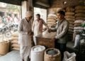 बिहार में गैर-सब्सिडी वाली खाद की बिक्री पर रोक और यूरिया डीएपी खरीदते किसान